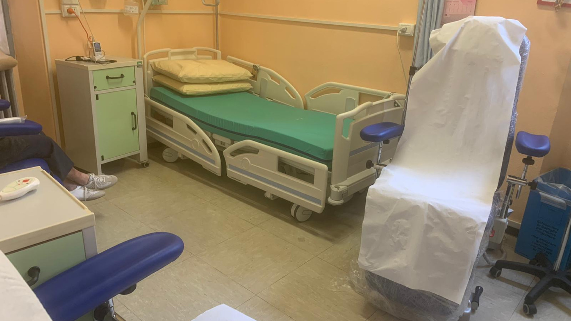 In dieci per le cure con la flebo in un "buco" di stanza. "Serve spazio"