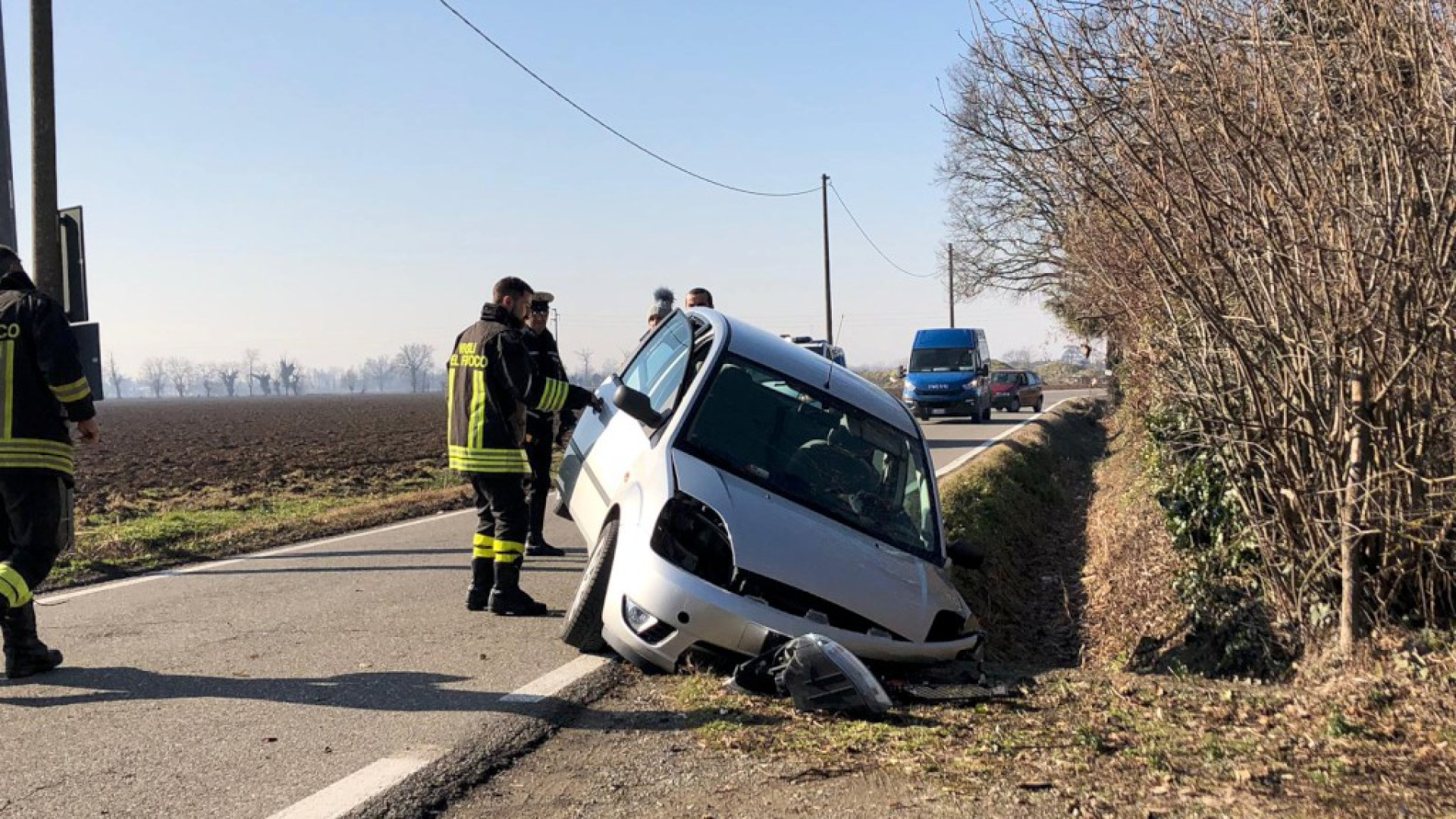 Sbanda e finisce nel fosso: auto fuori strada a San Bonico, due feriti lievi
