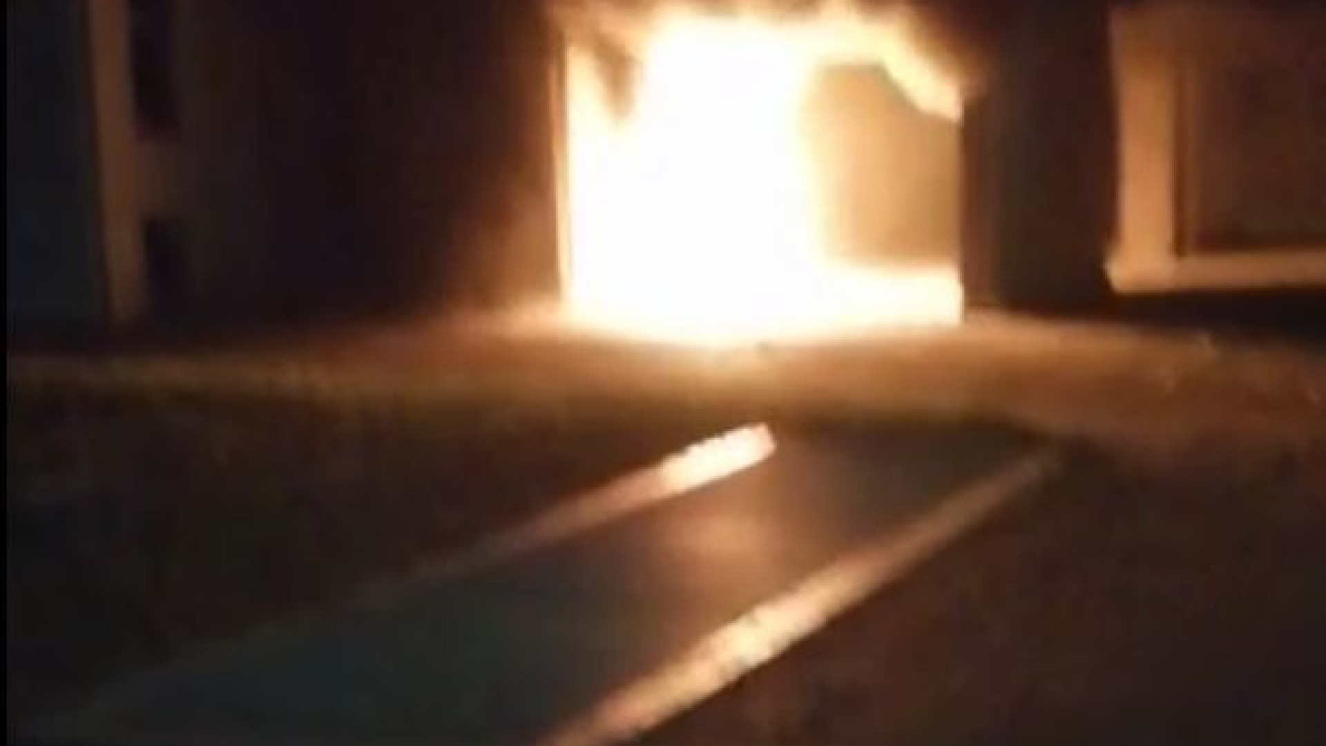 Box in fiamme in via Marinai d'Italia, ipotesi piromane del Peep