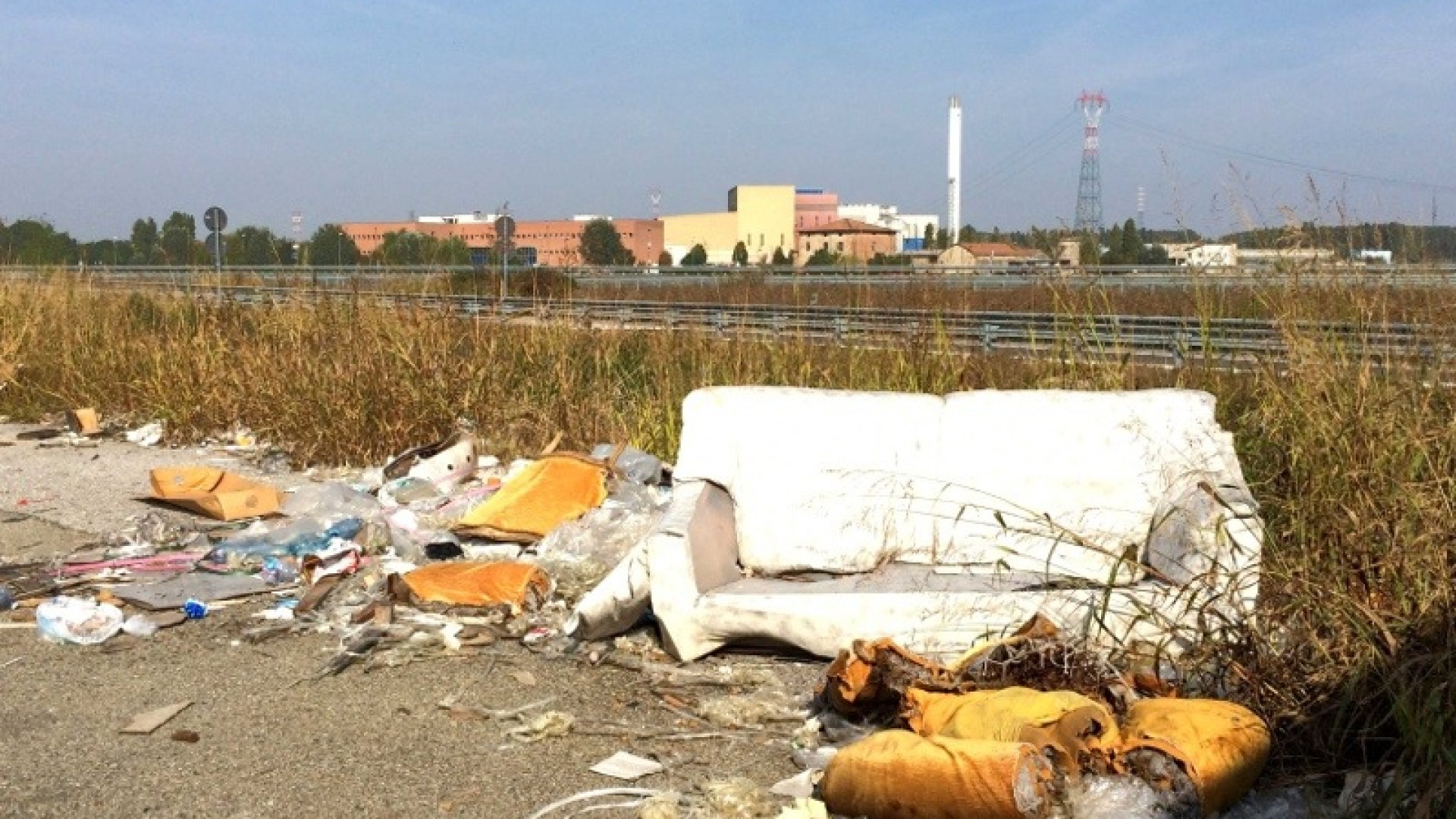 Via Dossarelli, dopo sei mesi situazione peggiorata: discarica in espansione