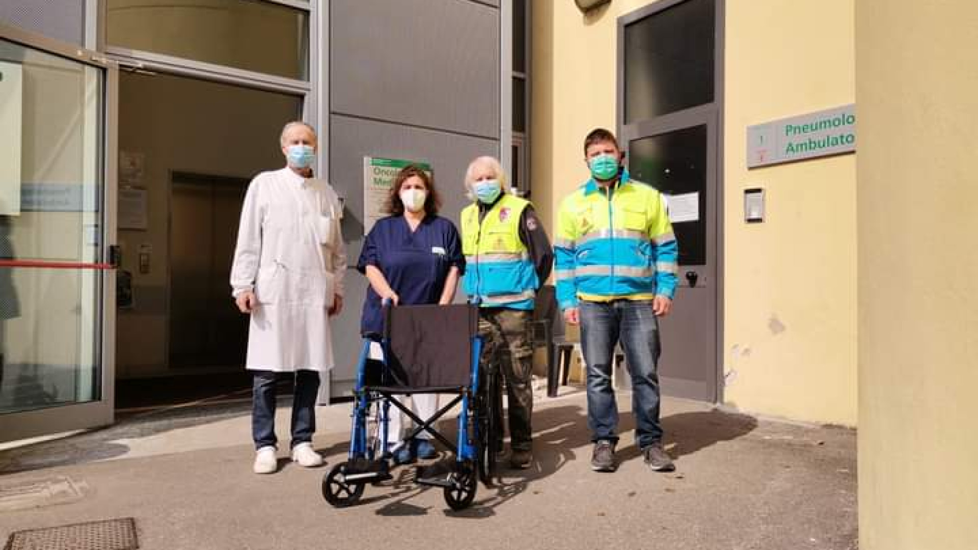 Una sedia a rotelle donata al reparto di oncologia: bella iniziativa della Misericordia
