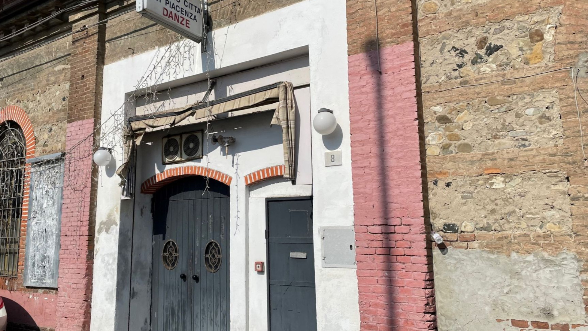 Dal liscio allo zaouli: niente più anziani, il circolo in mano ai ragazzi della Costa d’Avorio
