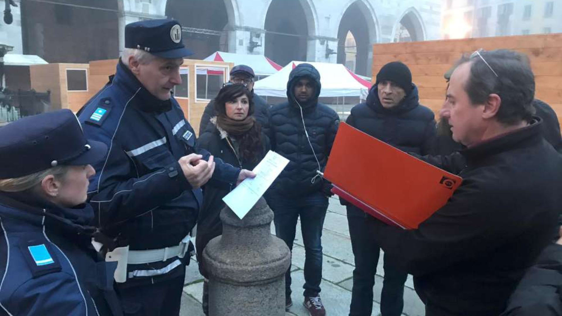 Mercatino natalizio, braccio di ferro tra ambulanti e Comune. Incursione all'alba in piazza Cavalli