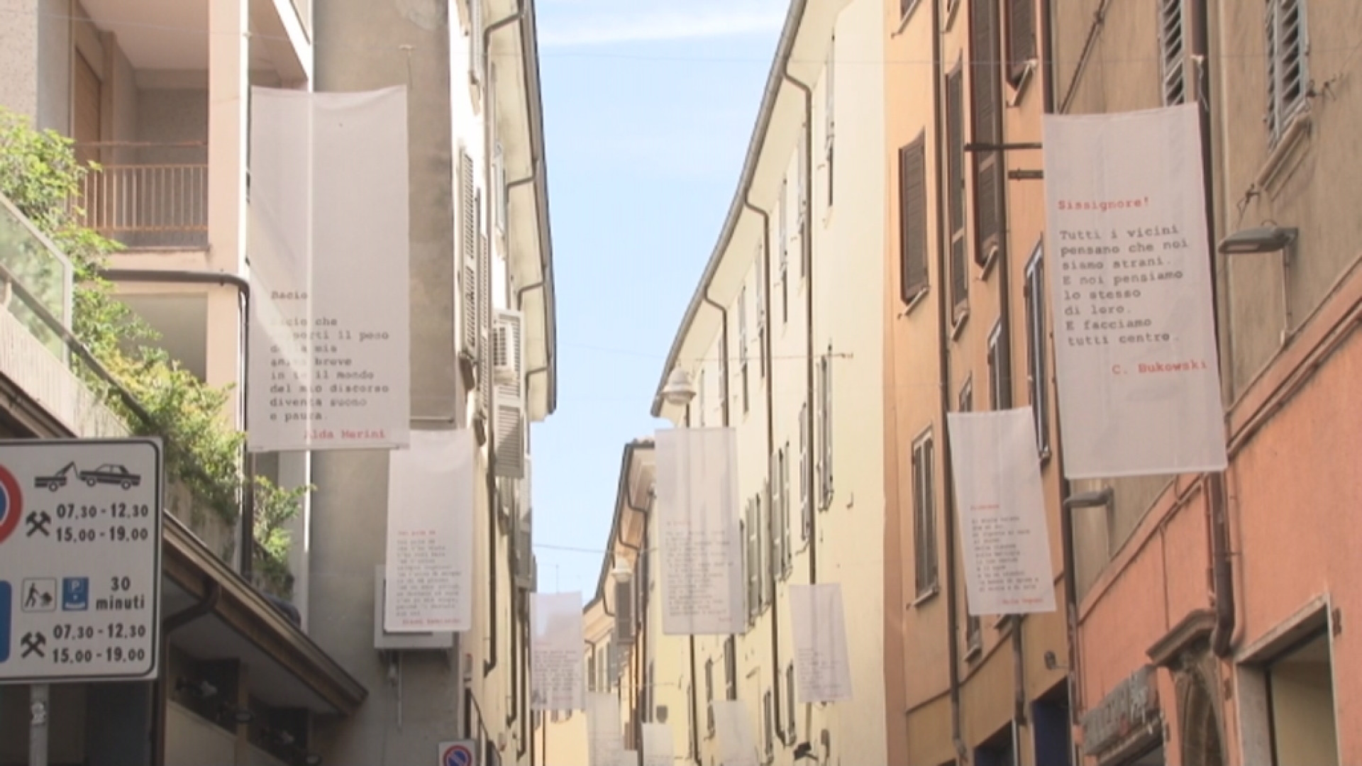 Via Felice Frasi tappezzata di poesie e canzoni: passanti incuriositi