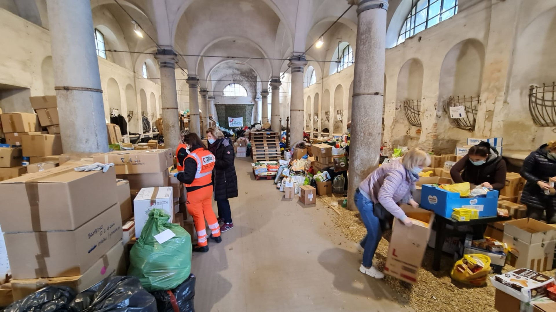 Aiuti agli ucraini, una famiglia mette a disposizione locali per lo stoccaggio