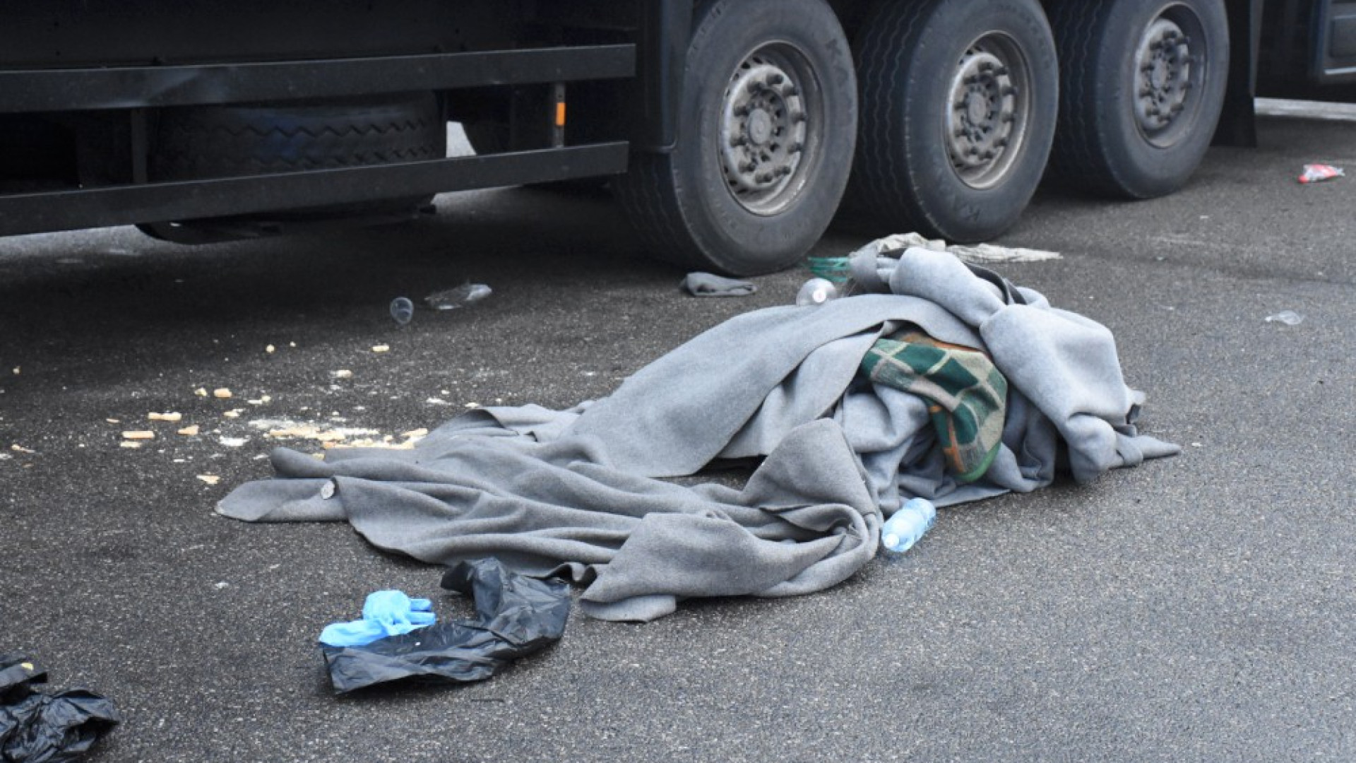 Apre il cassone del camion e scopre quattro giovani clandestini