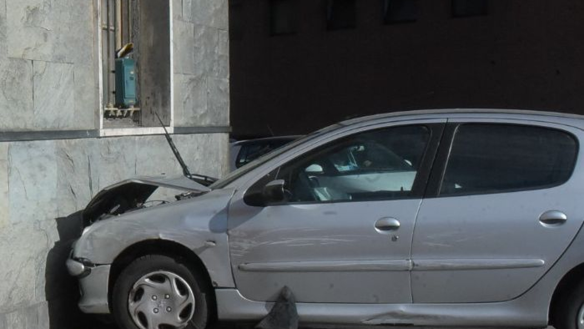 Via Primogenita, perde il controllo e l'auto finisce contro il muro