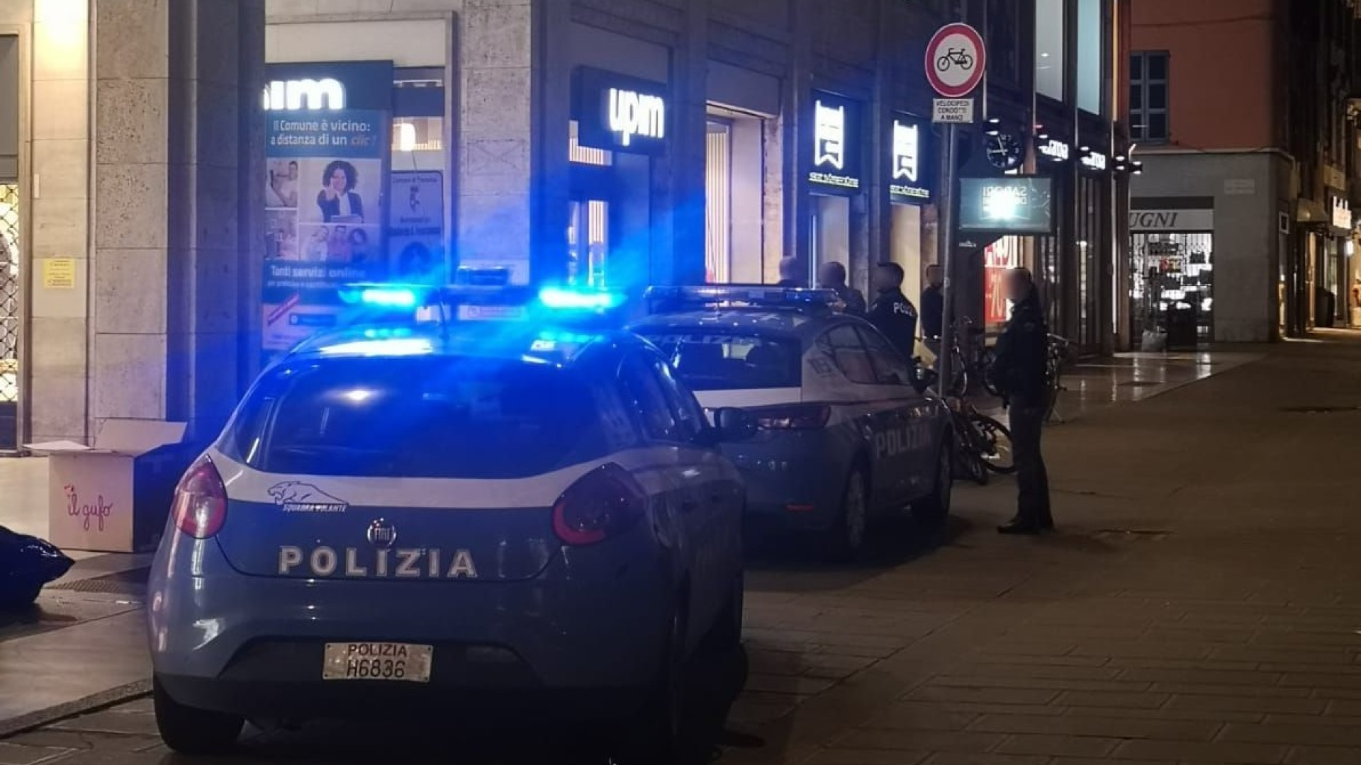 Fa razzia di vestiti in nove negozi del centro e aggredisce un direttore
