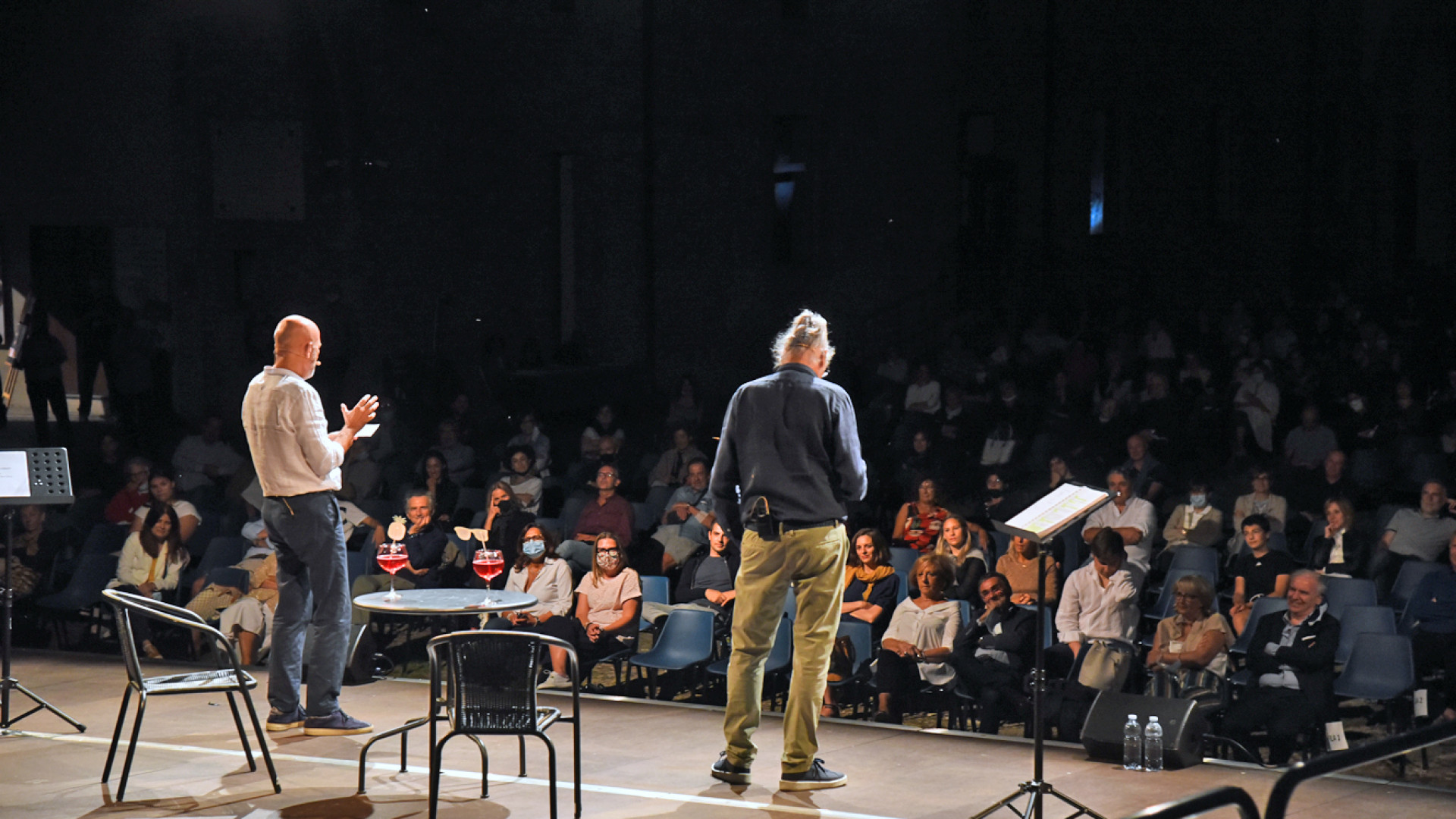 Risate, riflessioni e applausi per Claudio Bisio e Gigio Alberti al Farnese