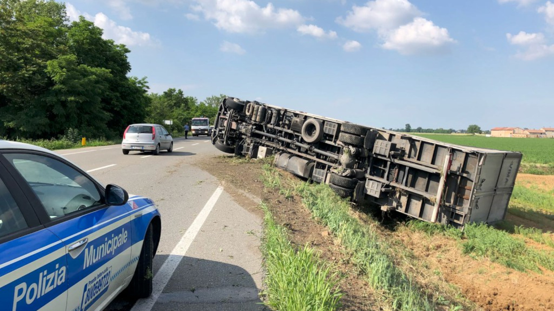 Autoarticolato si ribalta sulla 45, tanta paura ma nessun ferito grave. Disagi al traffico