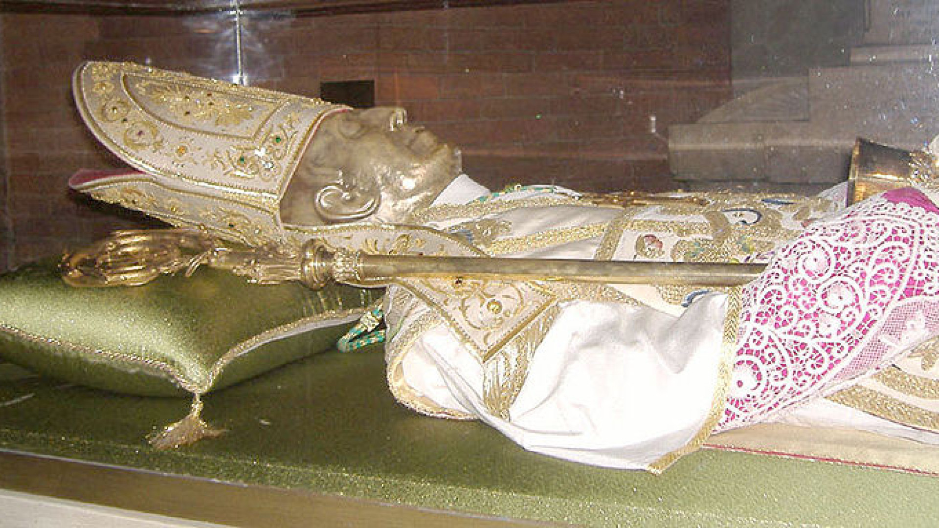 L'urna di Scalabrini ricollocata in Duomo per la festa del beato