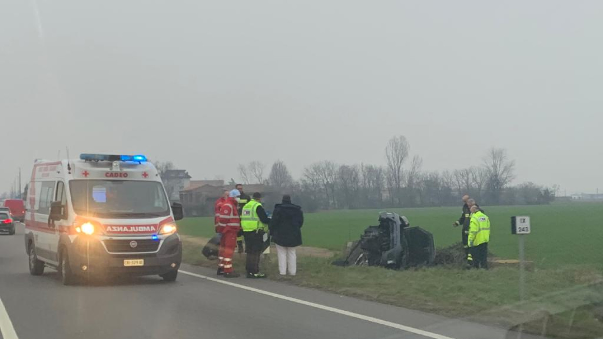 Fontana fredda, auto esce di strada e si ribalta nel canale. Intervento dei vigili del fuoco
