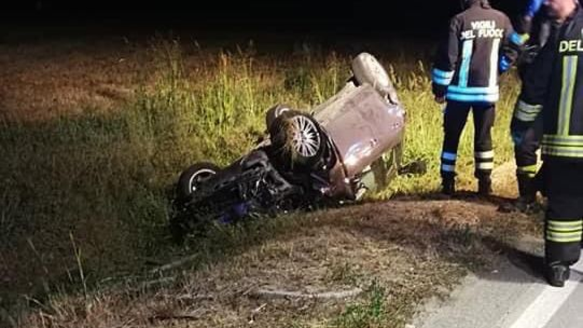 Esce di strada e si ribalta nel canale: conducente d’urgenza all’ospedale