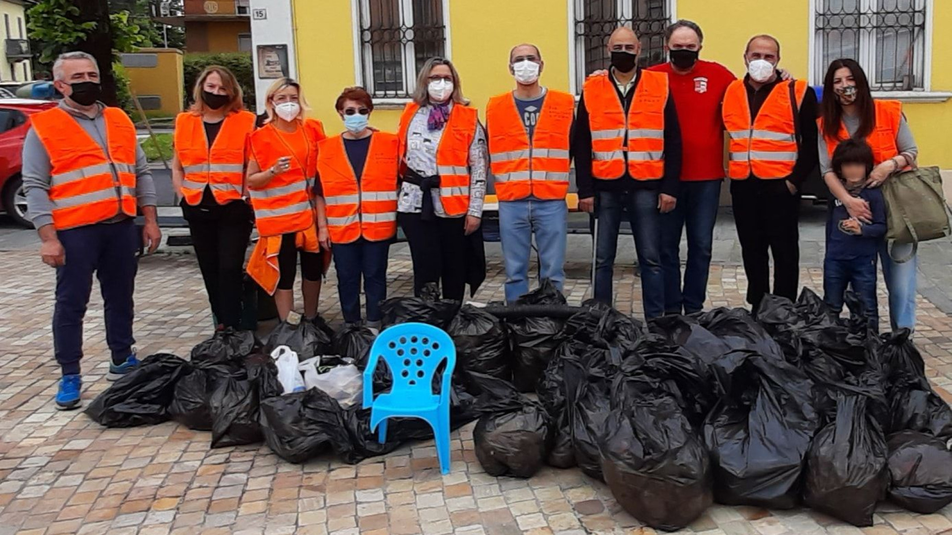 Gossolengo, è emergenza rifiuti: volontari riempiono 35 sacchi di immondizia