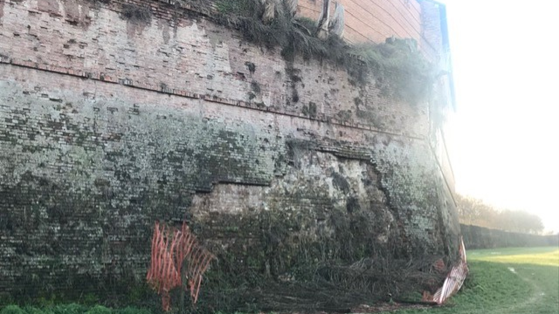 Le mura farnesiane perdono pezzi. Gentile: "Nessuno se ne occupa"