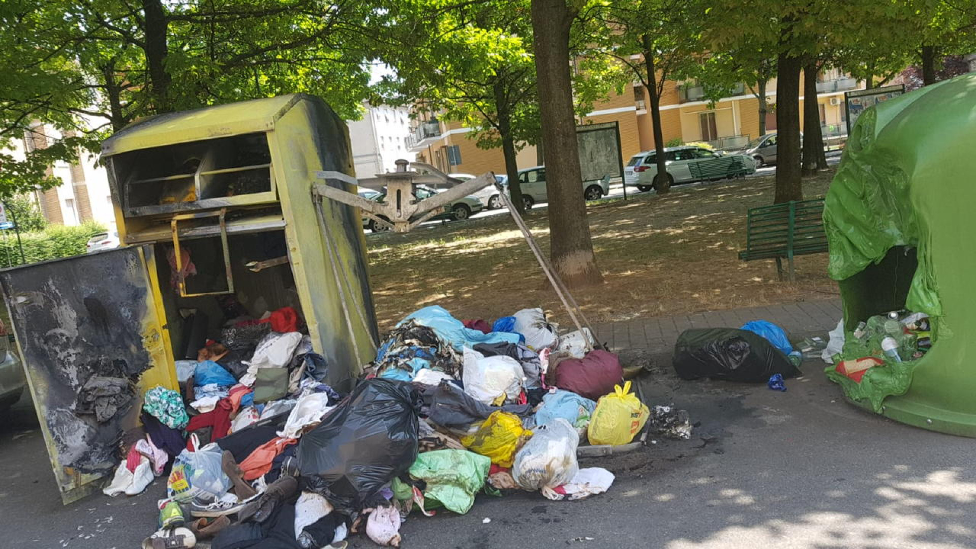 Ancora cassonetti dati alle fiamme: incendi in via Gobetti e via Ceva. I residenti: "Siamo esasperati"