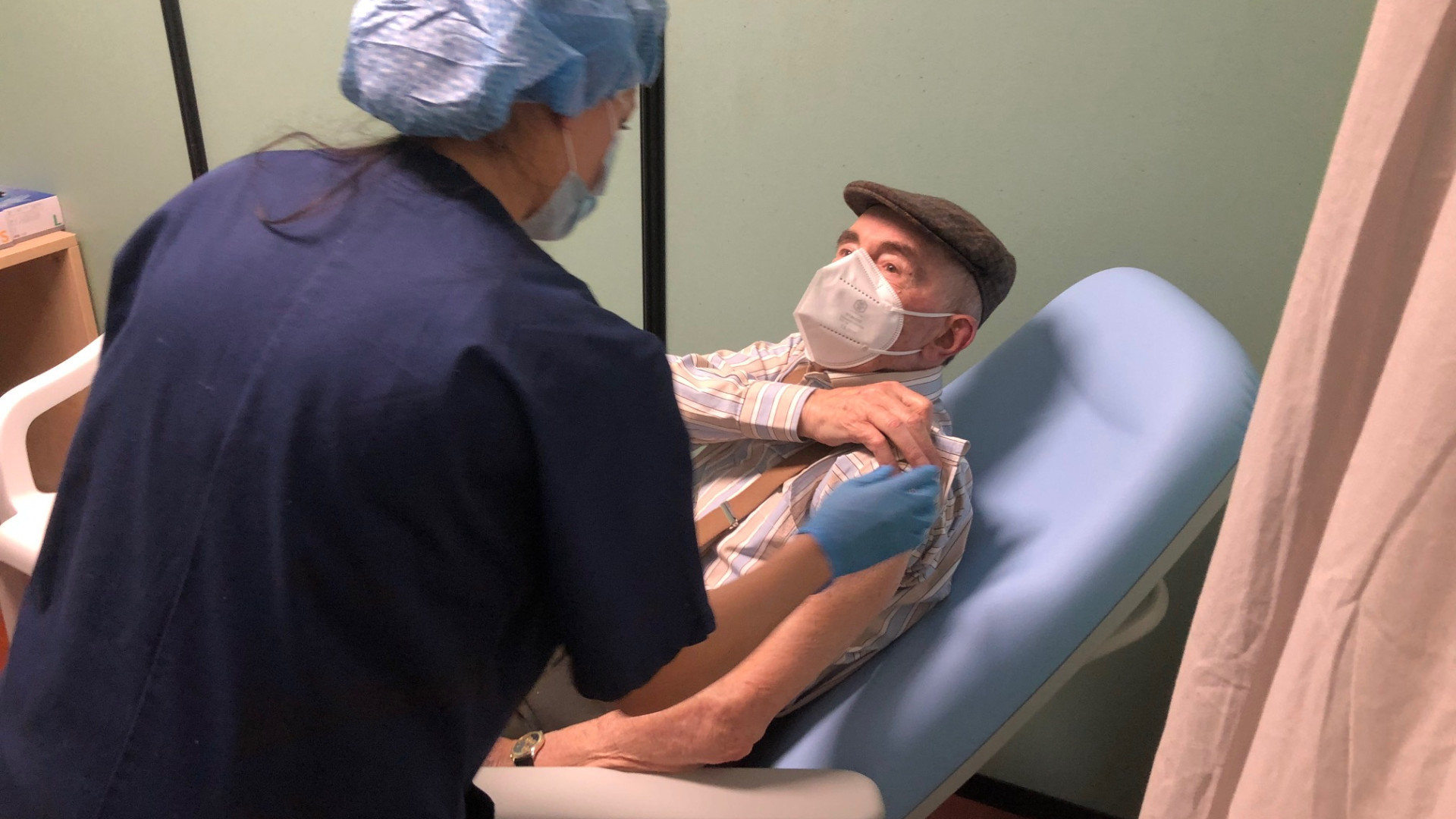 Vaccino anti-Covid, al via oggi le prenotazioni per gli over 80. Come fare