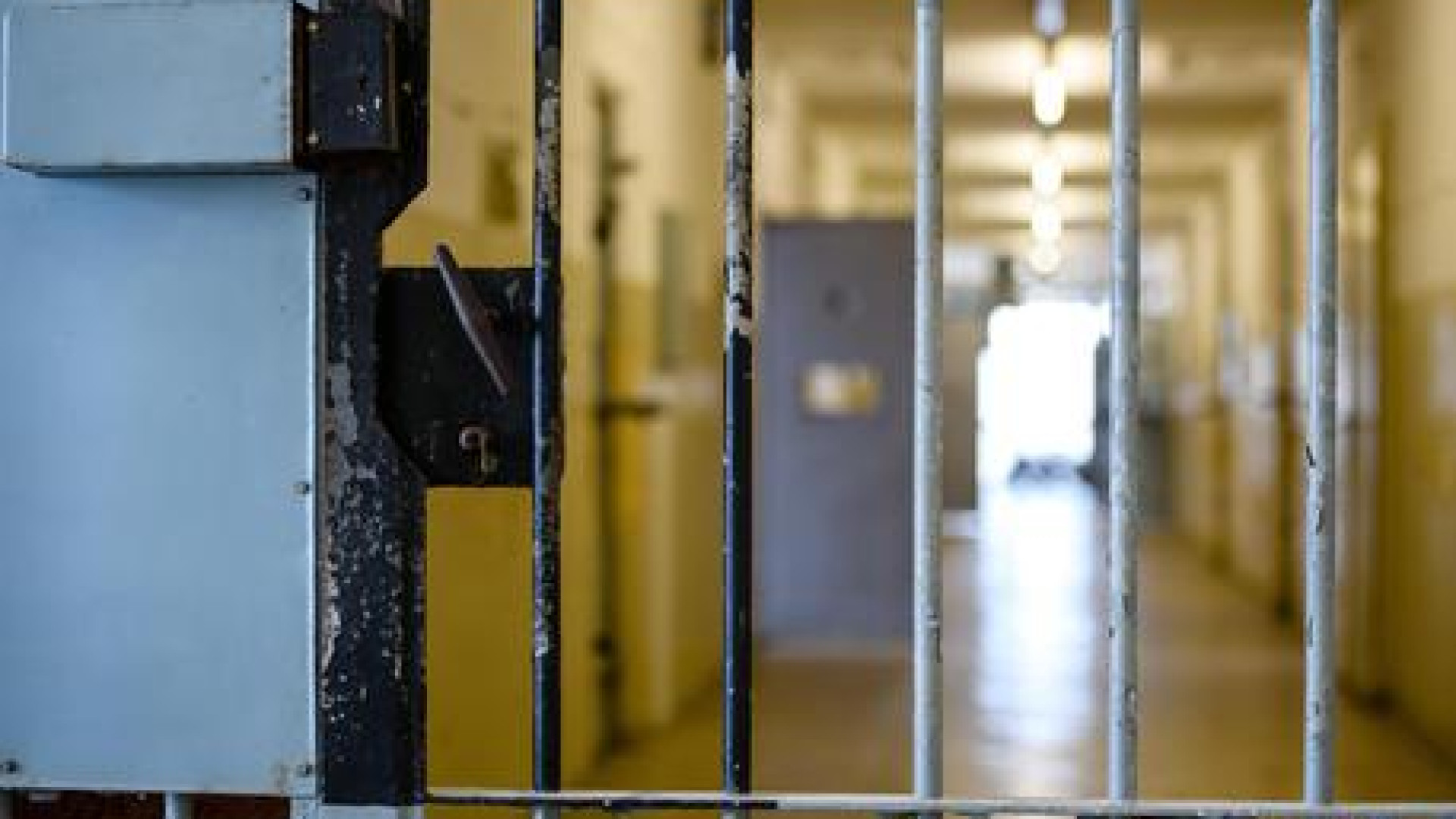 Ai domiciliari spaccia droga dalla finestra di casa. Ventenne in carcere
