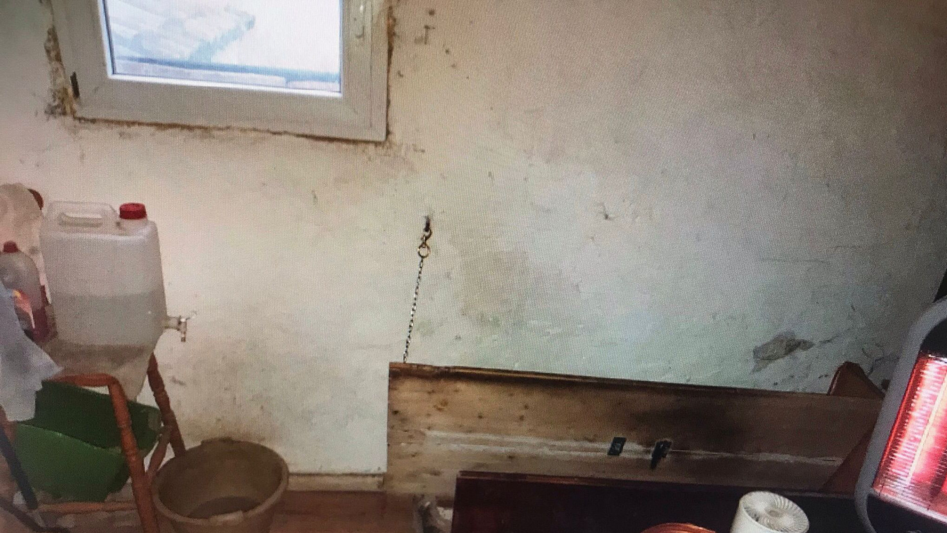 Senza lavoro a 62 anni, vive in due stanze senz'acqua né bagno: "Ho venduto tutto"