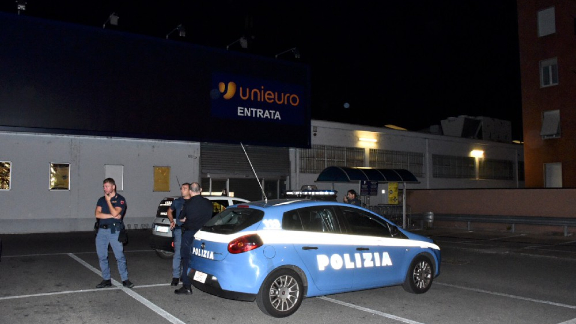 Via Emilia Pavese, spaccata notturna e inseguimento. Ladri in fuga