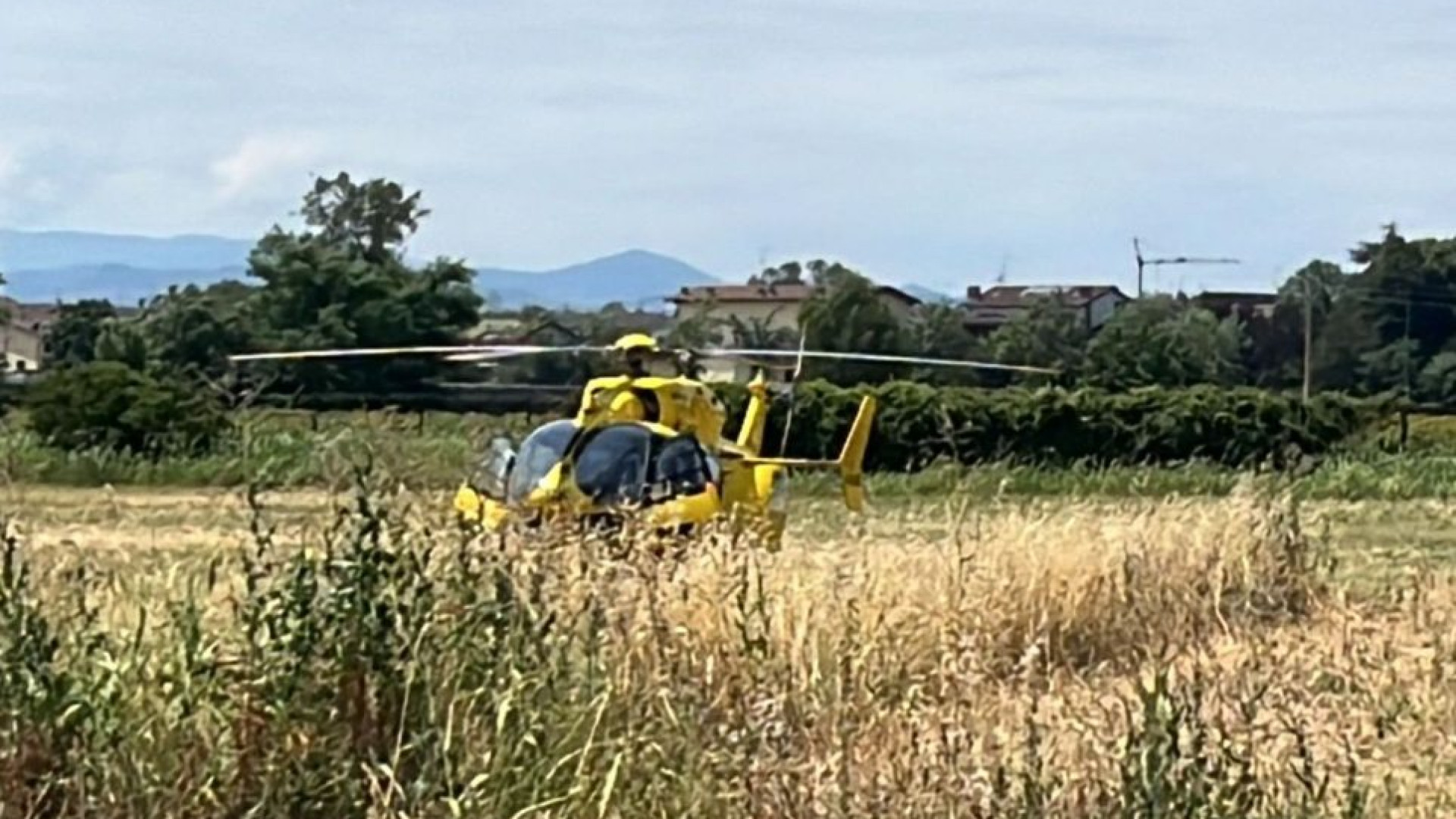 Crolla il solaio del casale, 47enne precipita al suolo: all'ospedale in elisoccorso