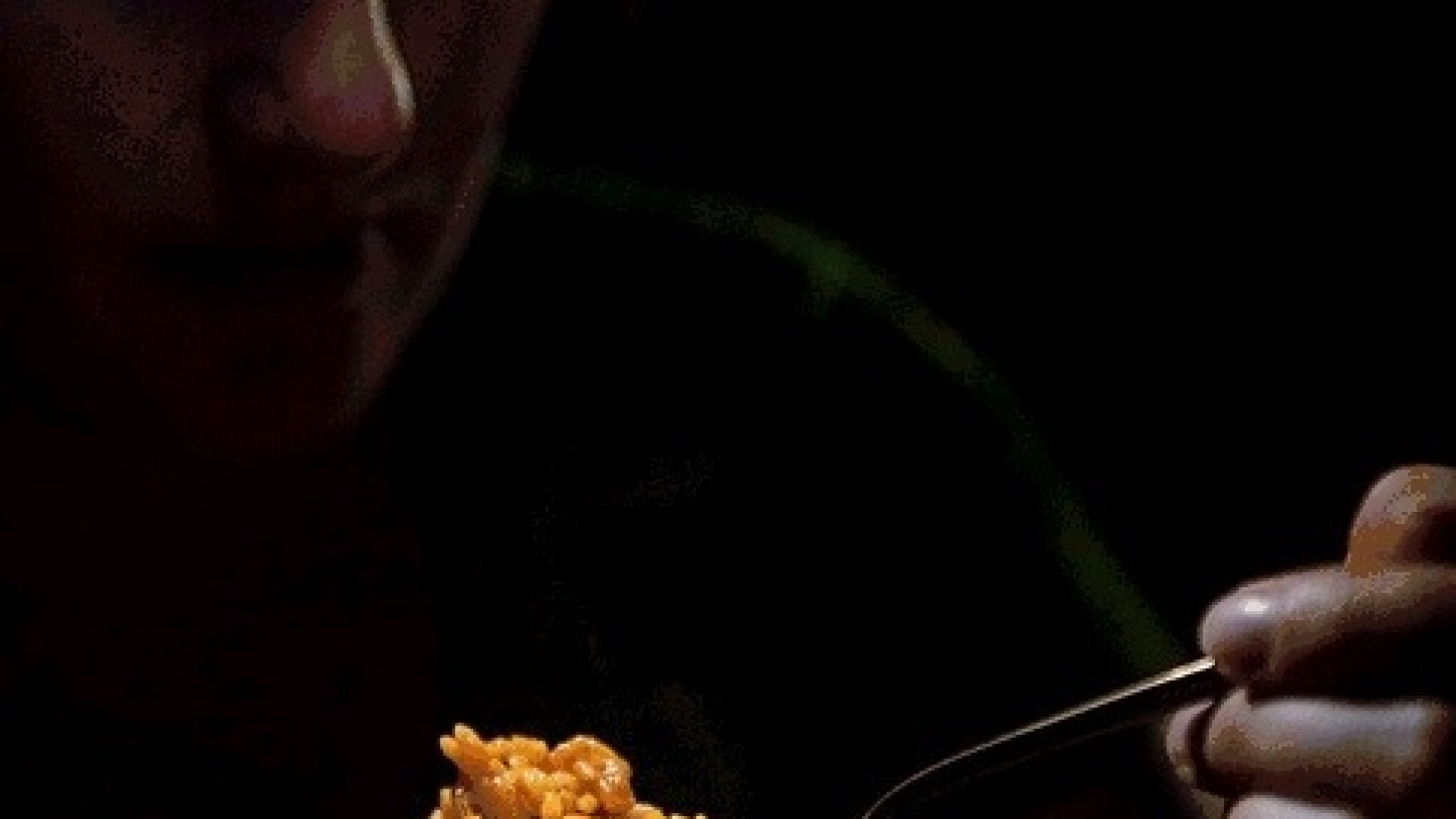 Luci spente e menù da leccarsi i baffi: la cena al buio è un successo