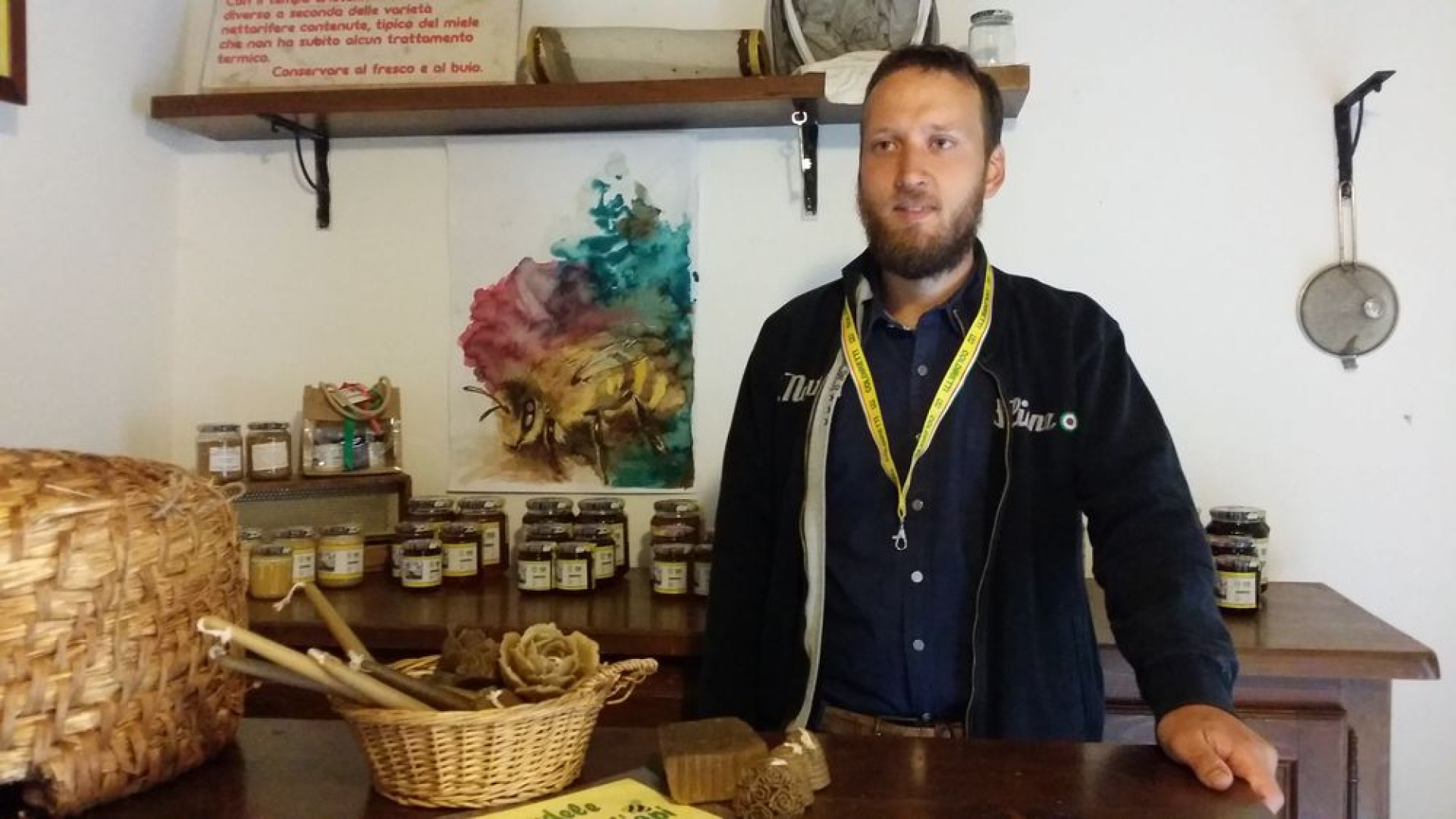 La scelta di Luca: "Vivo solo in un paese fantasma con le mie api"