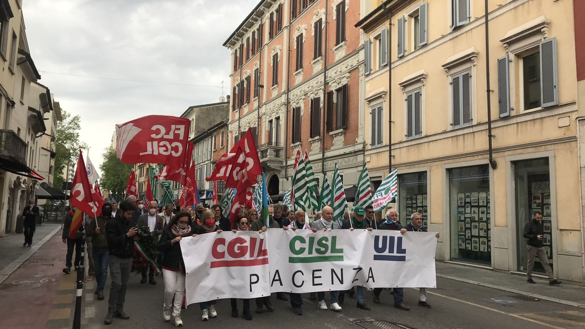 “Morti bianche figlie della precarietà”. Vandali in azione il Primo maggio
