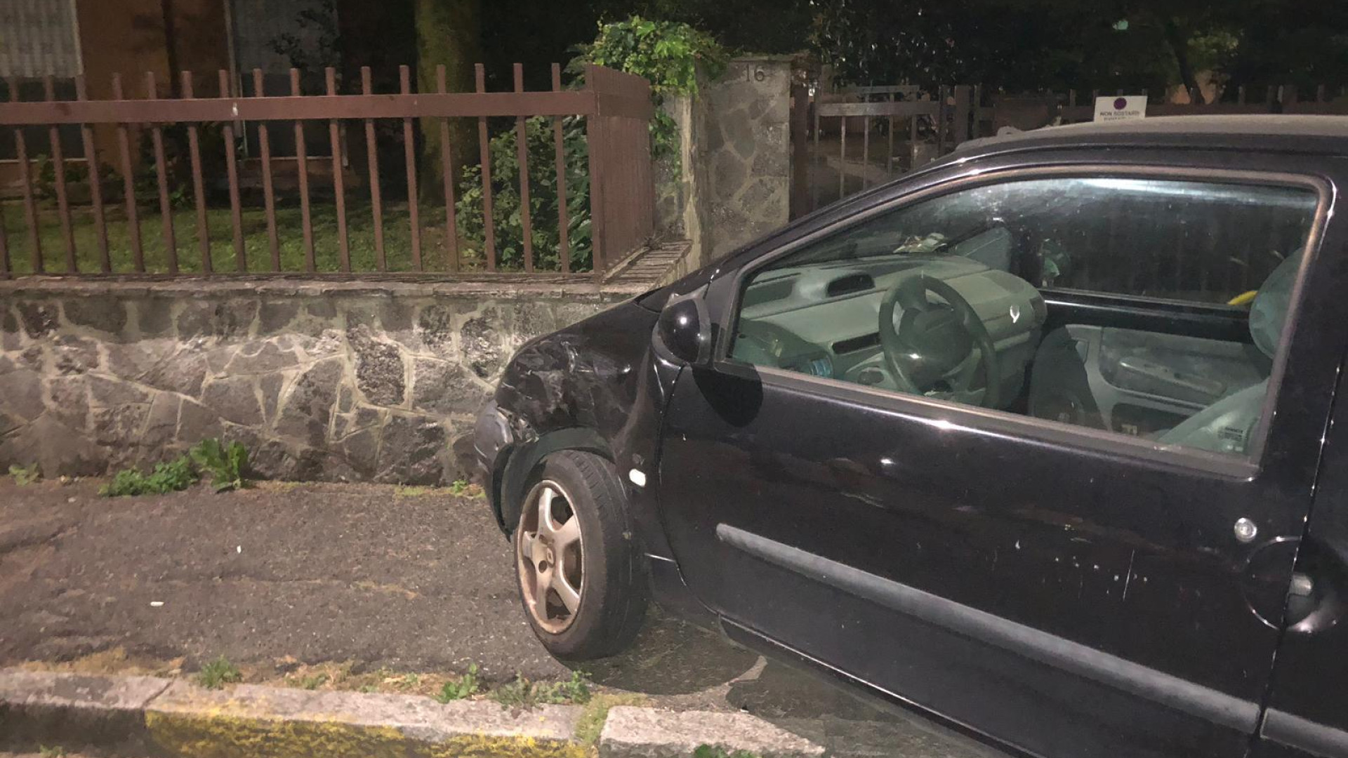 Vettura al Cheope si schianta contro due auto in sosta, il guidatore fugge. Auto trovata poco lontano