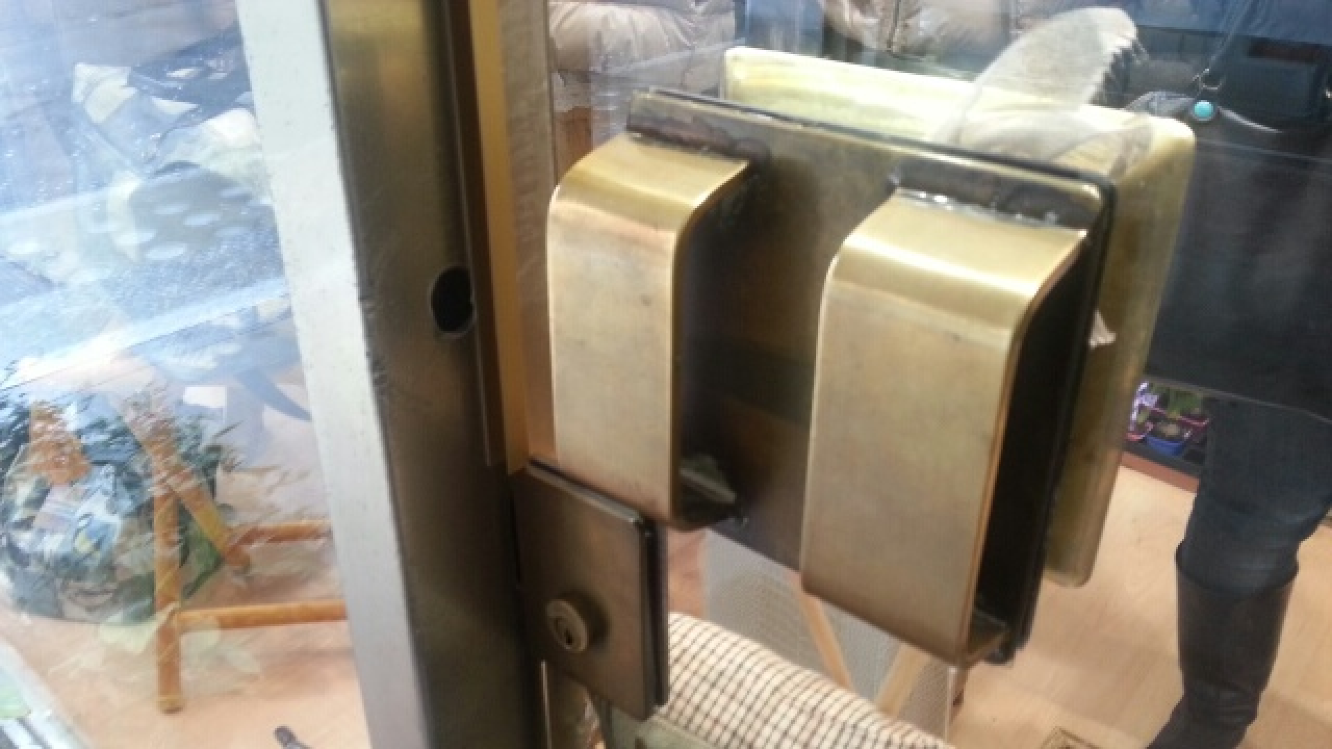 Smontano la serratura di un negozio in centro, l'allarme li mette in fuga