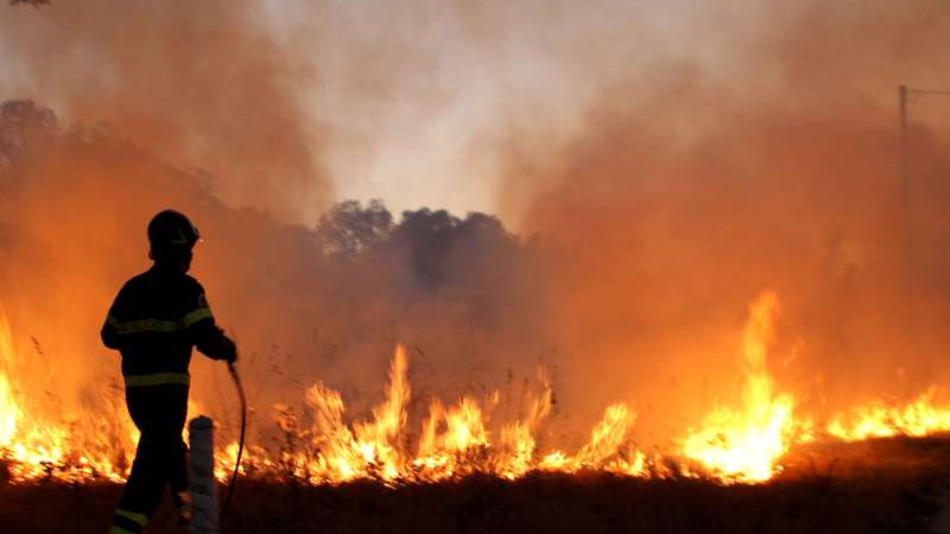 Rotoballe in fiamme: vigili del fuoco spengono l'incendio notturno