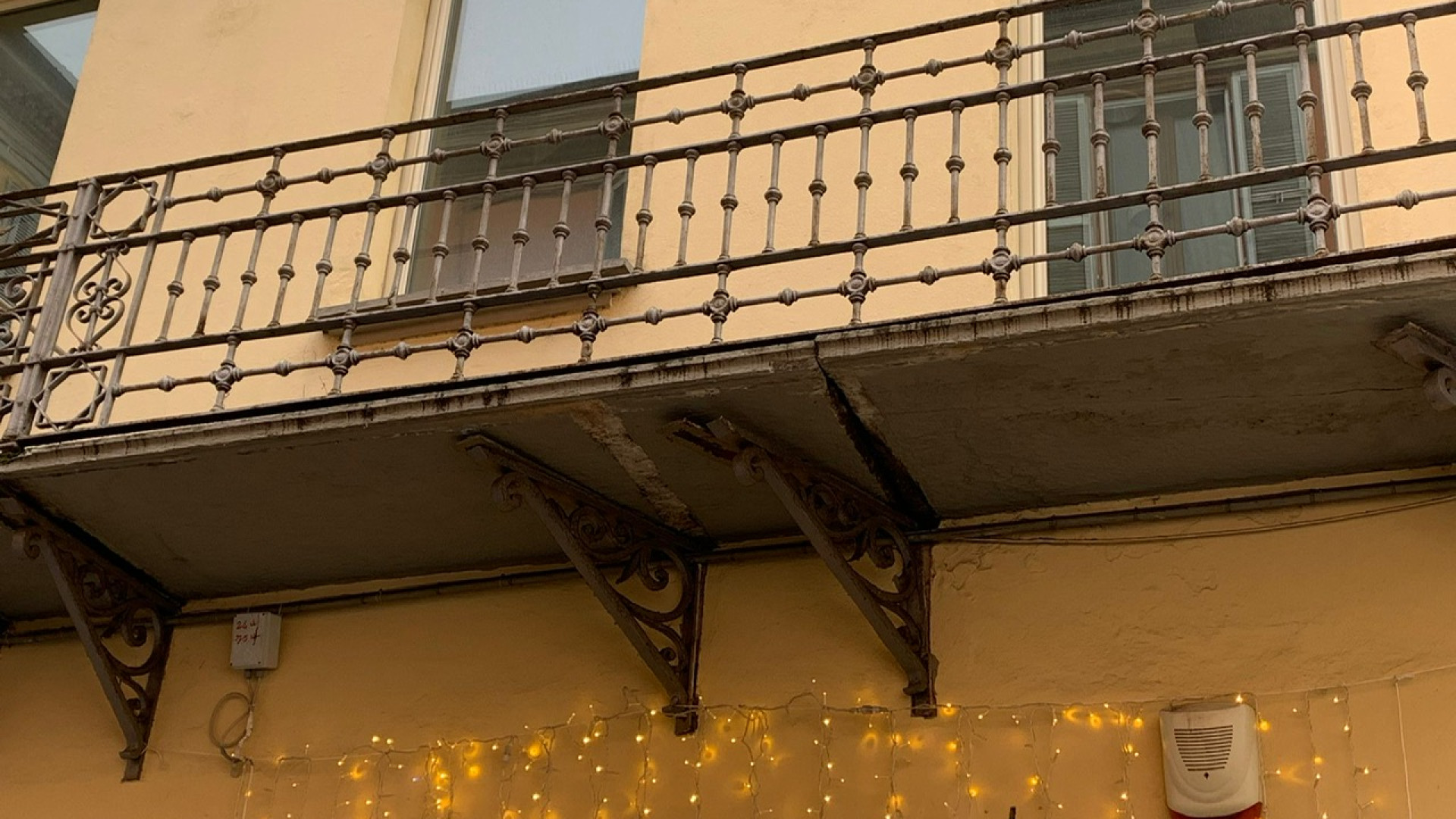 Tir danneggiò un balcone in centro storico: individuato e sanzionato il responsabile