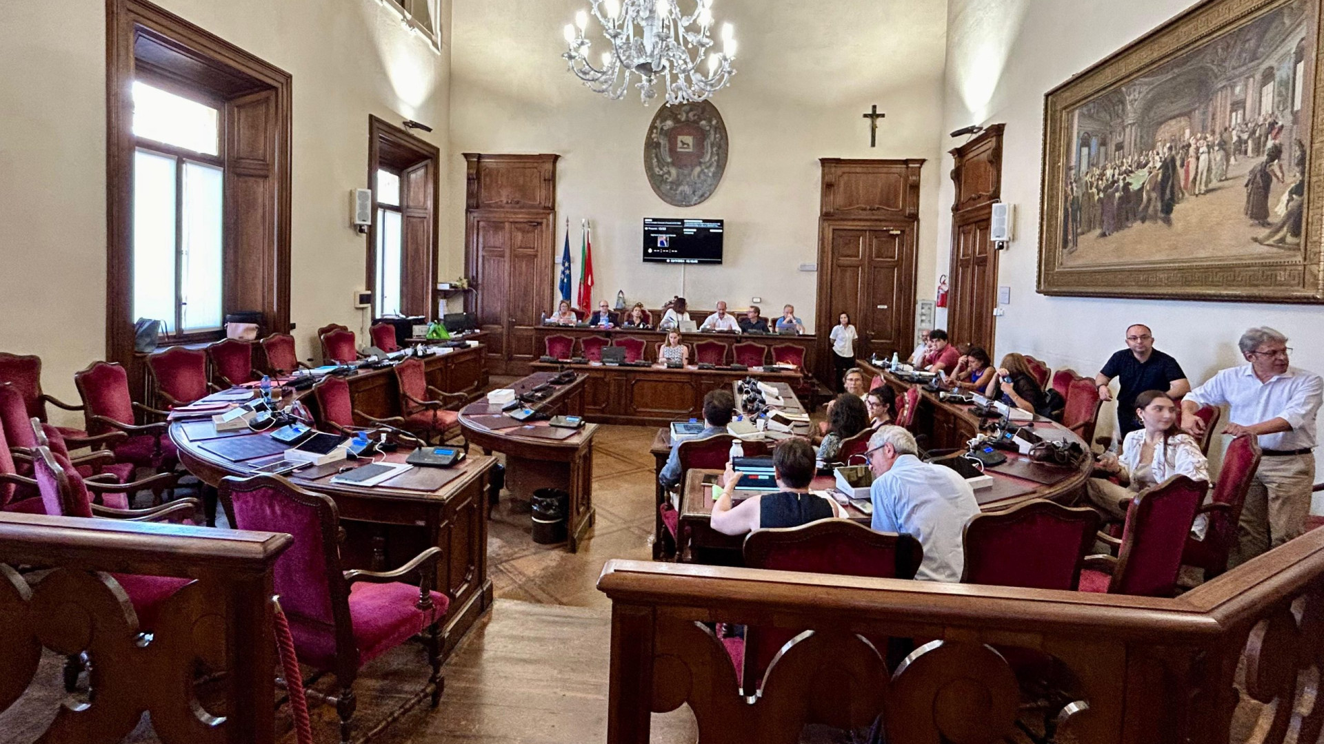 Il centrodestra in consiglio: "Opere ereditate dal passato". Il Pd: "Progetti e decoro"