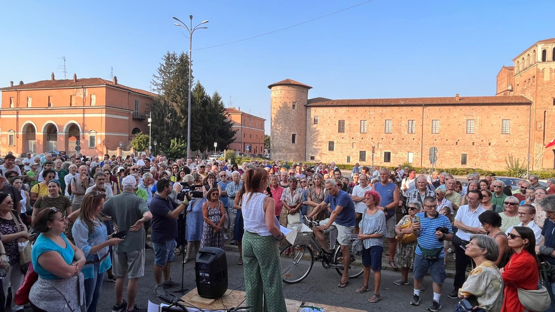 Piazza Cittadella, in 500 alla manifestazione salva-alberi: girotondo e performance