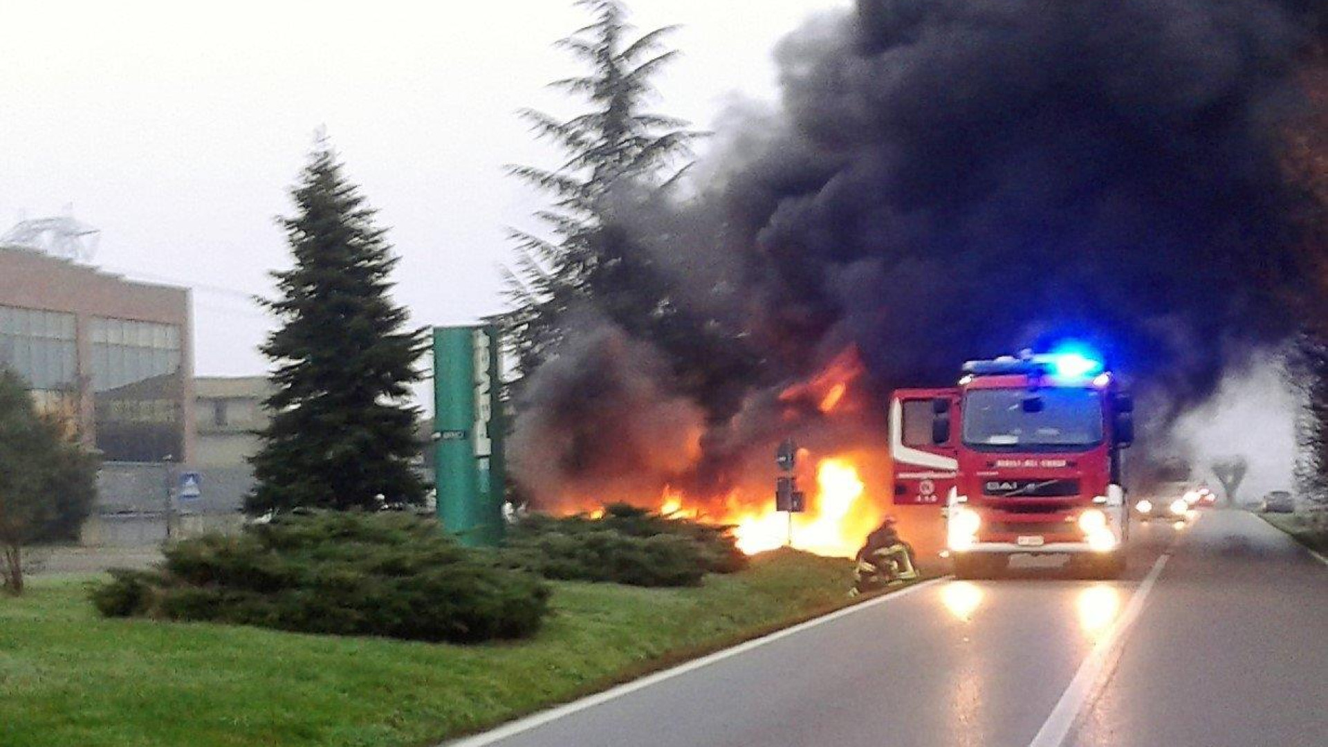 Borghetto, l'auto prende fuoco all'improvviso: salvi marito e moglie