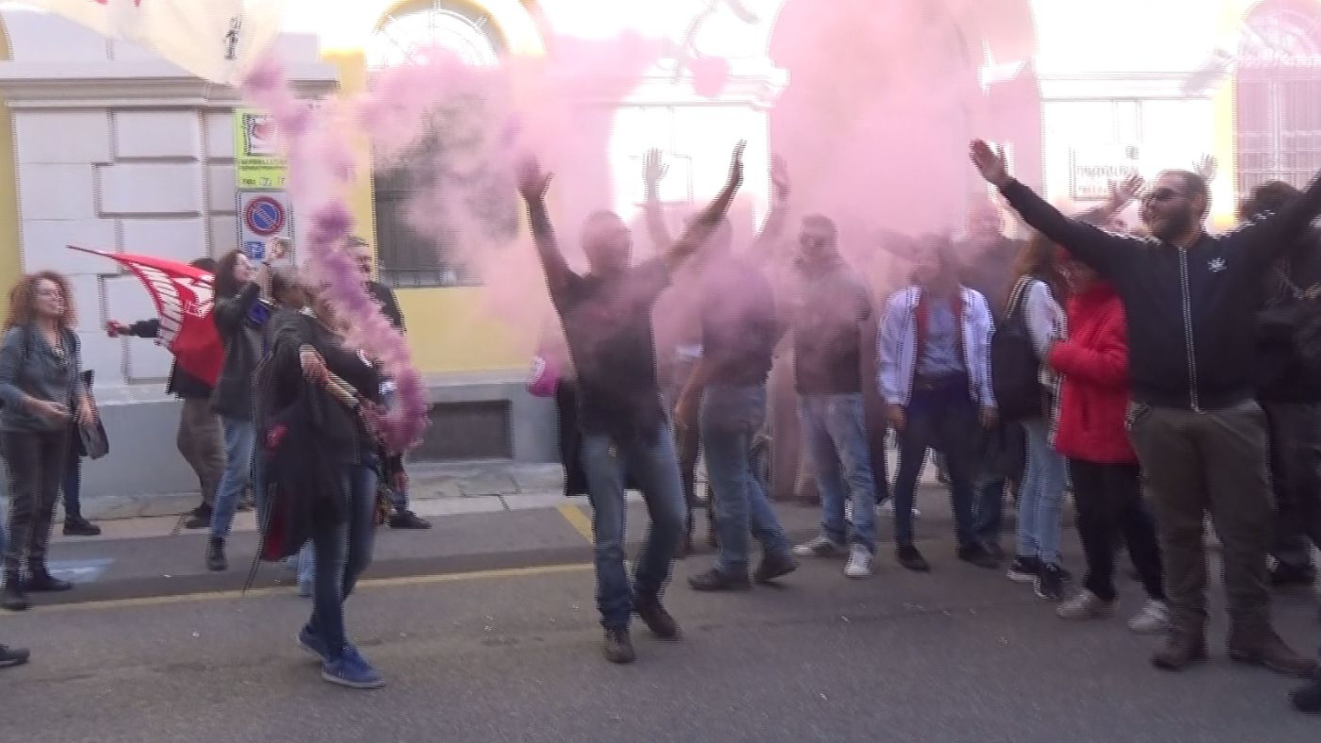 Violenze al corteo: 3 anni e sei mesi a Canti, 4 anni e due mesi a Battagliola. Cori e fumogeni all'uscita dal tribunale