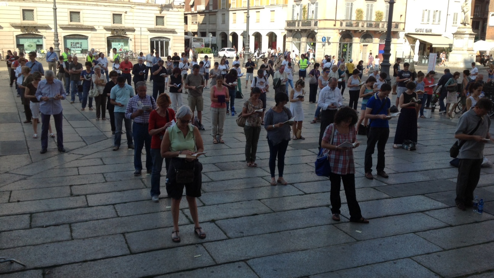 Piazza Cavalli, tornano le Sentinelle in piedi