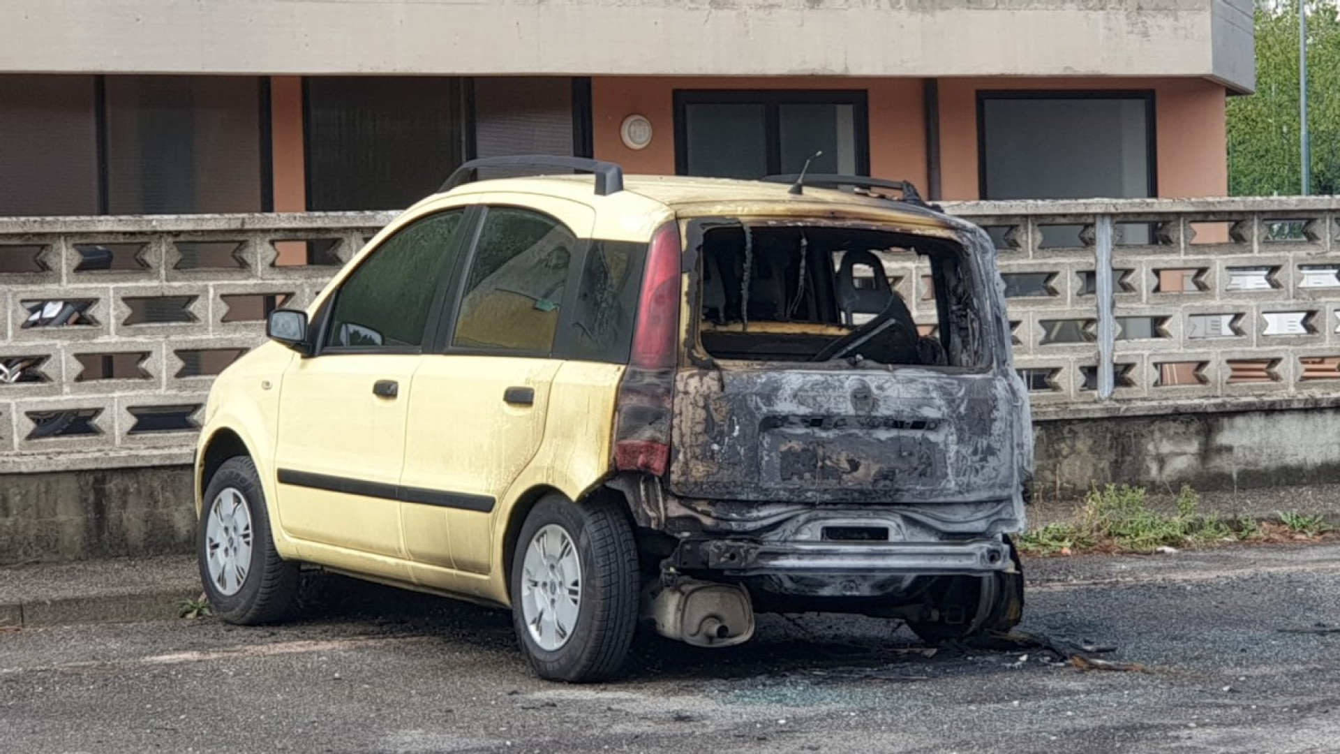Rogo nella notte in via Mutti, auto in fiamme. Potrebbe essere doloso
