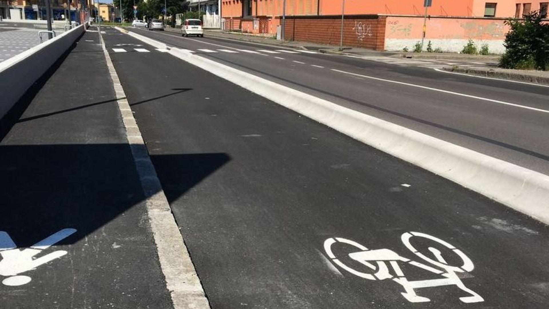 Profuga ucraina aggredita e gettata a terra da tre uomini che le rubano la borsetta