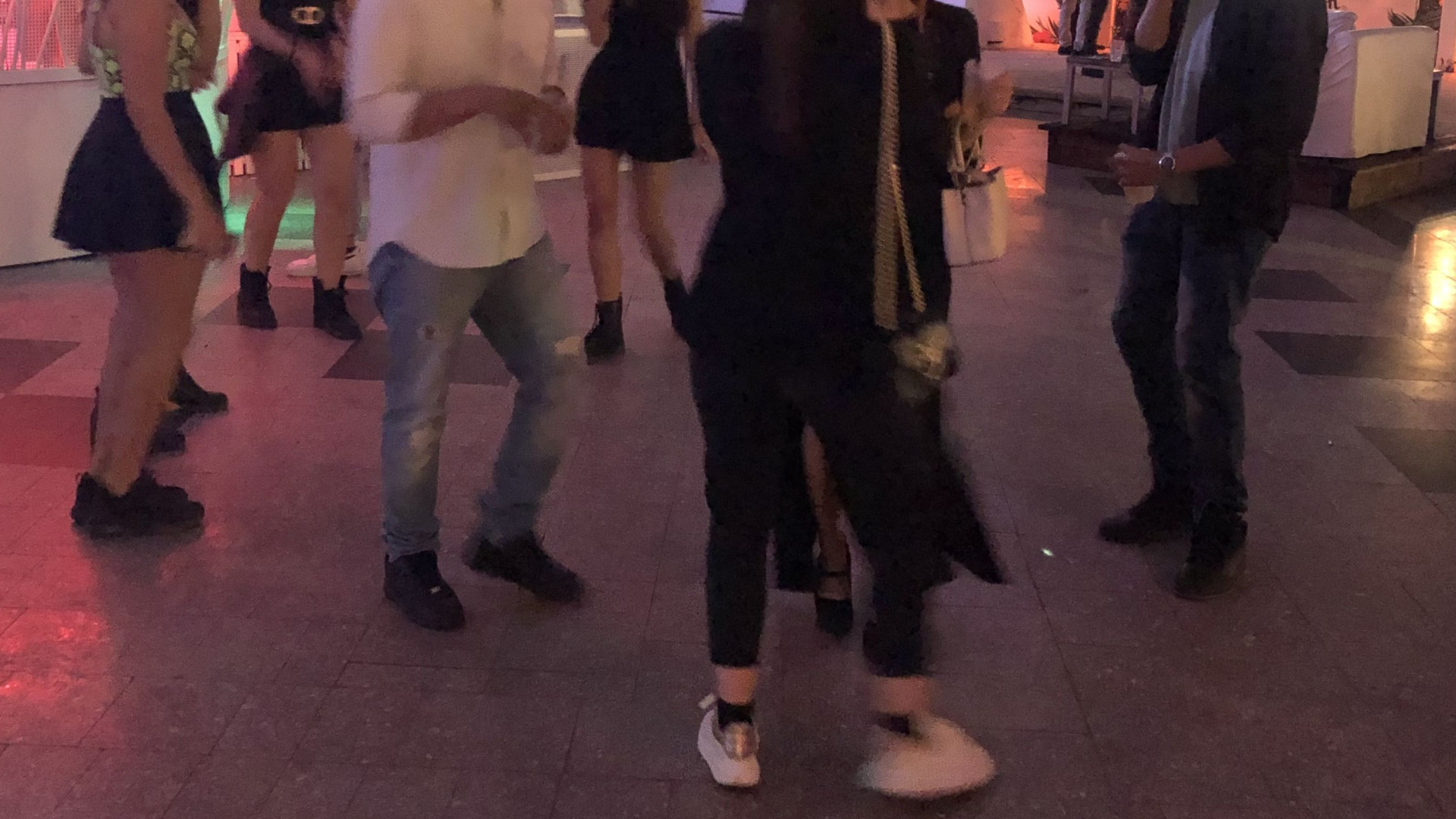Vanno in discoteca e risultano positivi al Covid: chiuso il Paradise, Ausl invita i frequentatori a sottoporsi al tampone