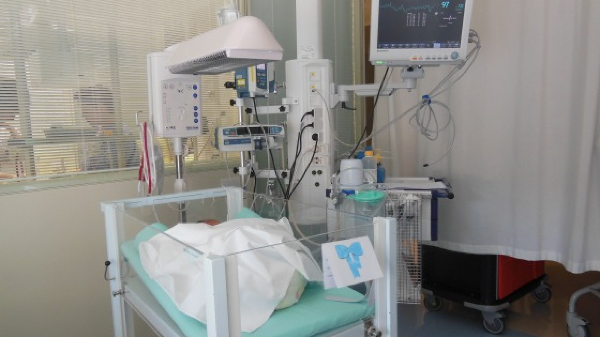 Assia muore a soli tre mesi. La mamma l'aveva trovata cianotica nella fascia