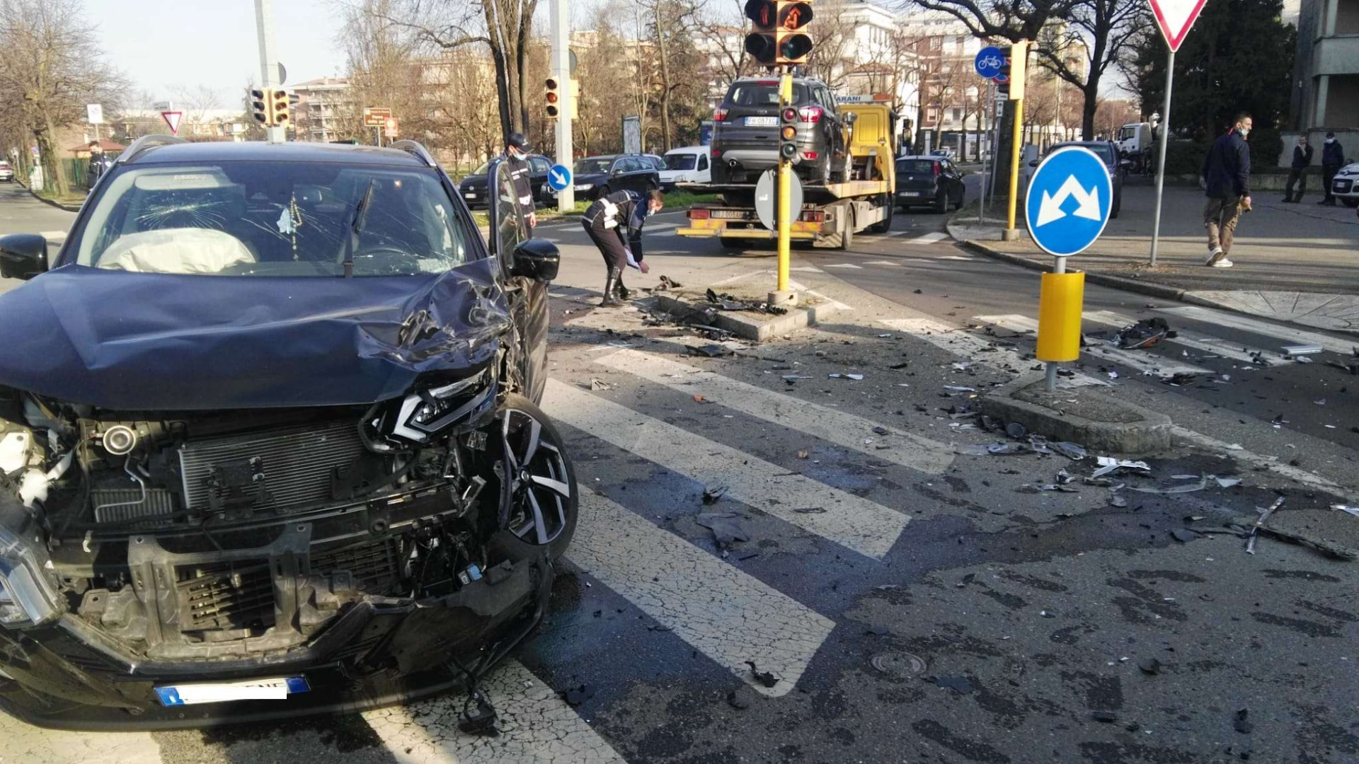 Violento scontro tra due auto in via Cella, seriamente ferita una persona