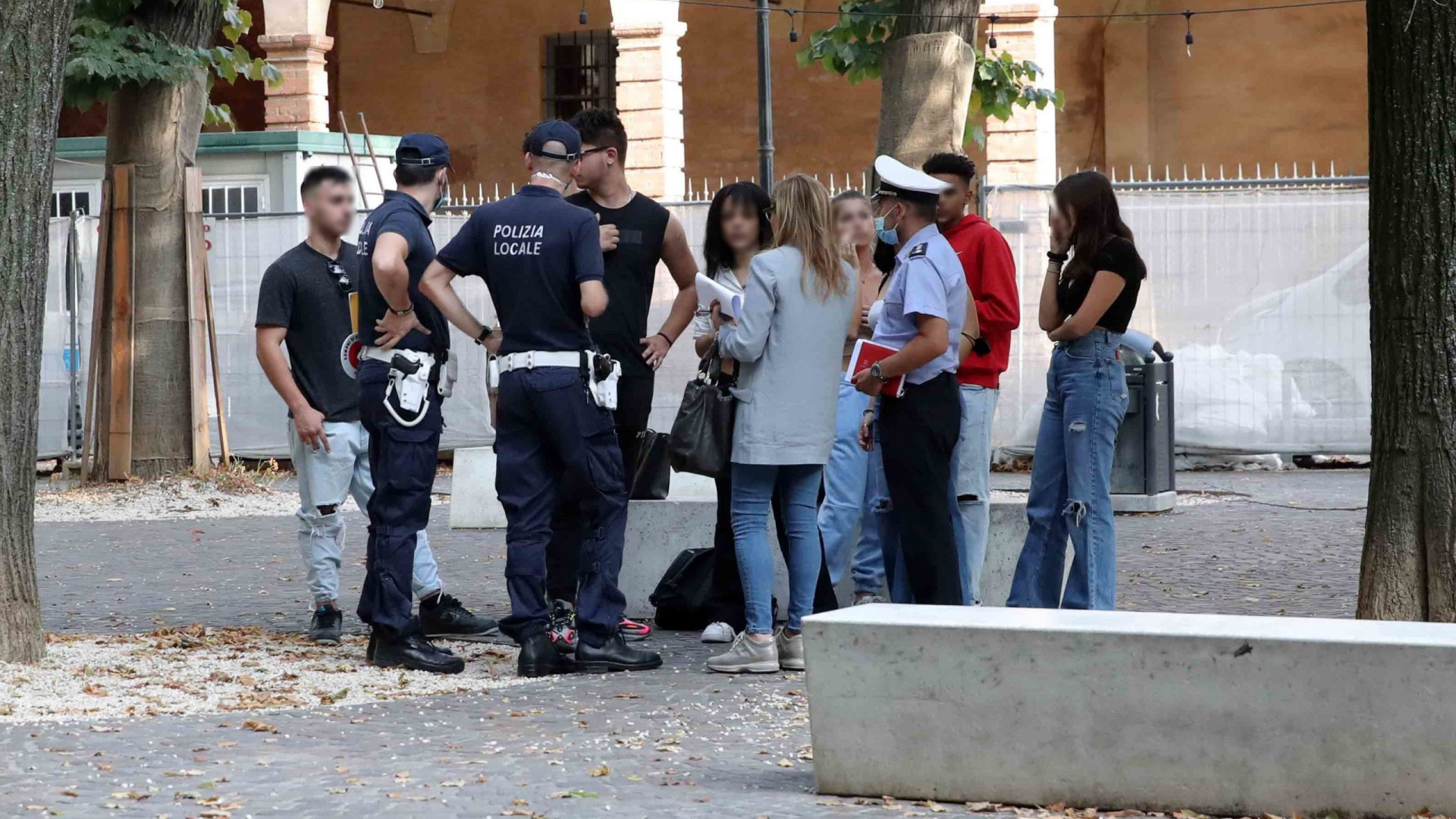 Accendono i botti in piazzetta Plebiscito, il sindaco Barbieri interviene per fermarli