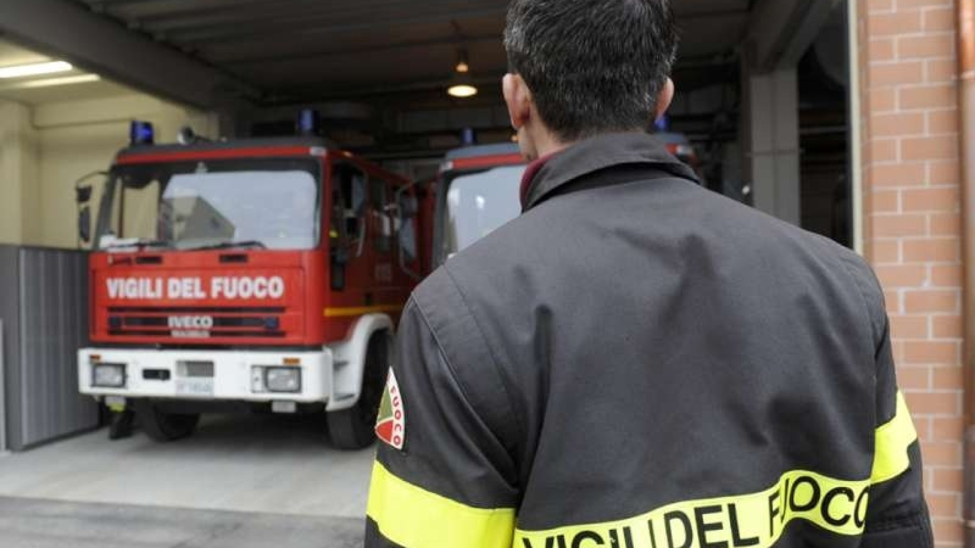 Via Alberici, camion trancia un cavo elettrico al parcheggio