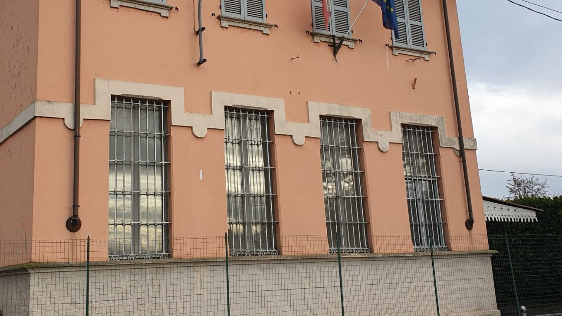Ex scuola di Vallera, niente trasloco di una sezione da Pittolo: "Mancanza di bidelli"