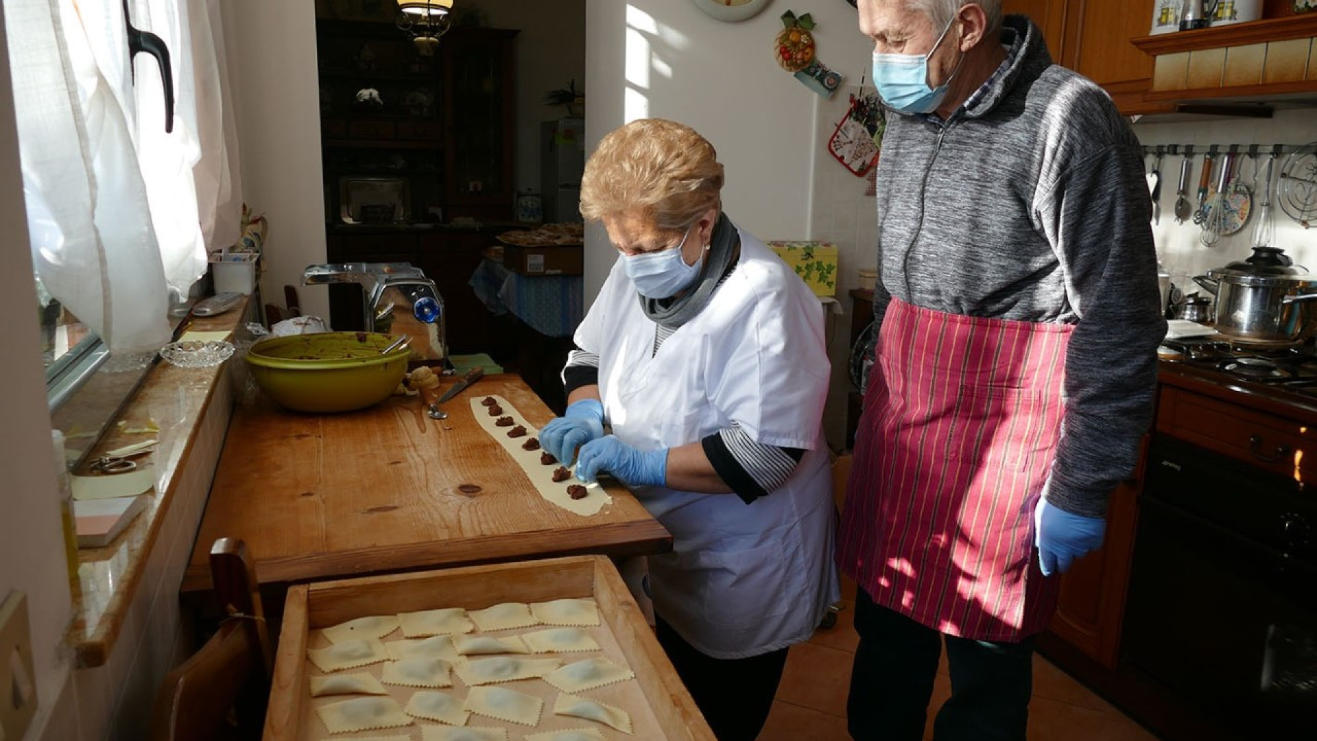 Mirella e Guido preparano dodici chili di "tortlitti" per solidarietà
