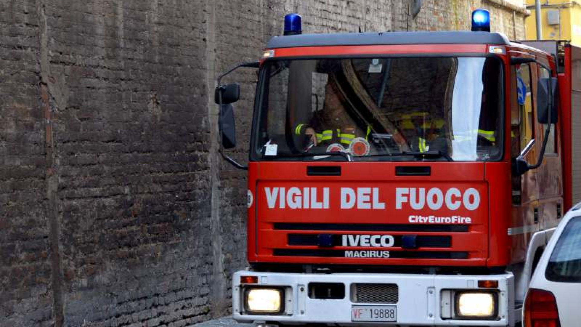 Motore elettrico in corto circuito, fumo a Radioterapia. Intervento dei vigili del fuoco