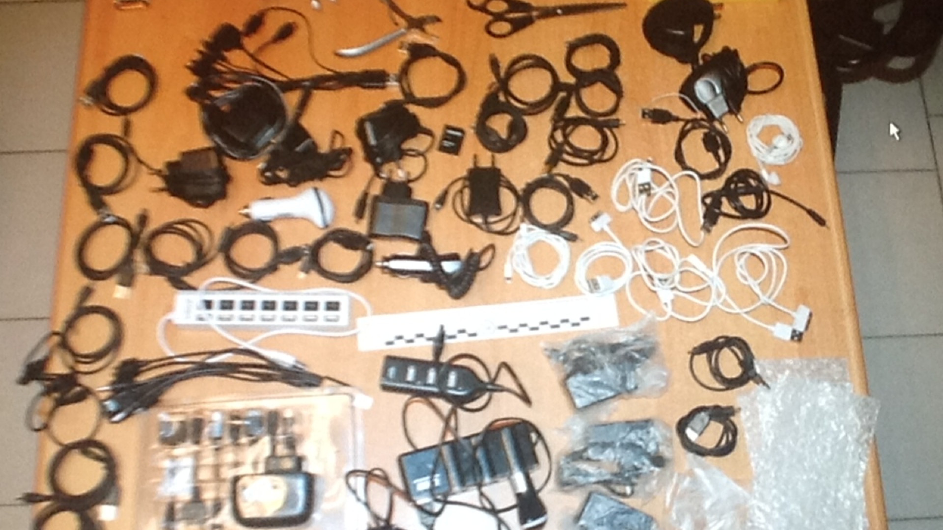 Cento cellulari e batterie contraffatti: sette romeni denunciati dalla polizia