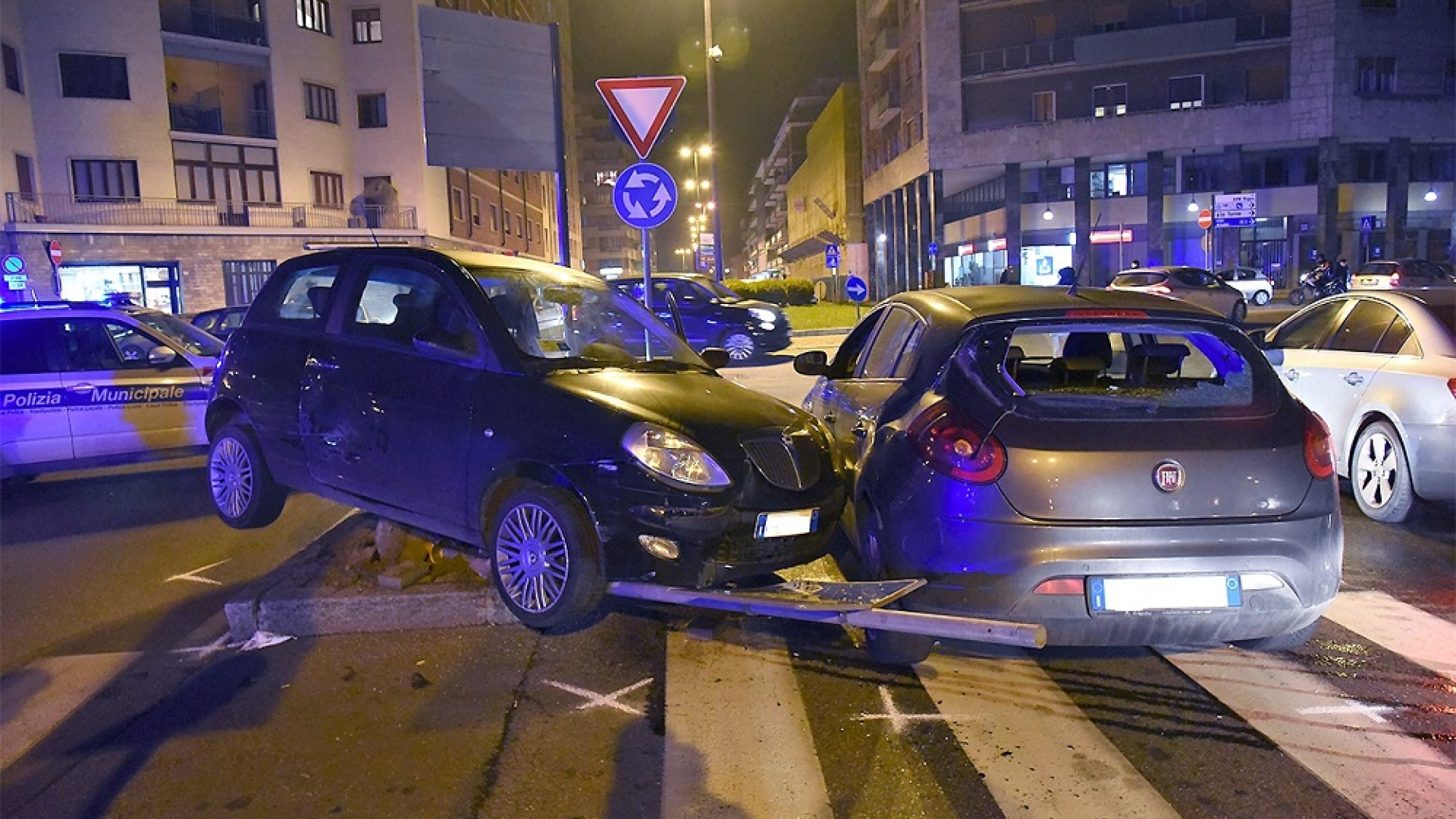 Auto perde il controllo e invade la corsia opposta: grande spavento ma nessun ferito a Barriera Genova