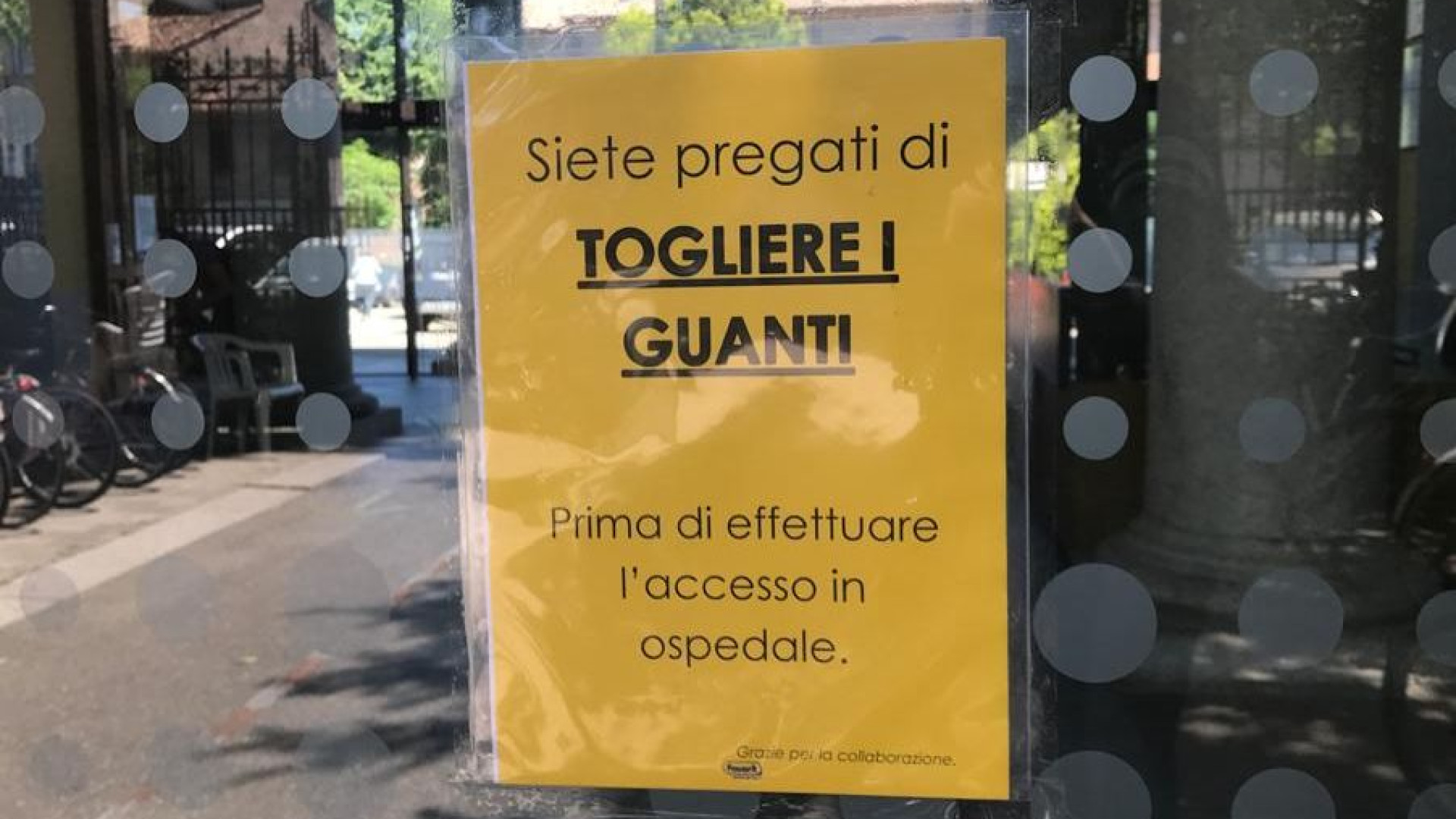 Vietato entrare in ospedale coi guanti: "Meglio avere le mani pulite"